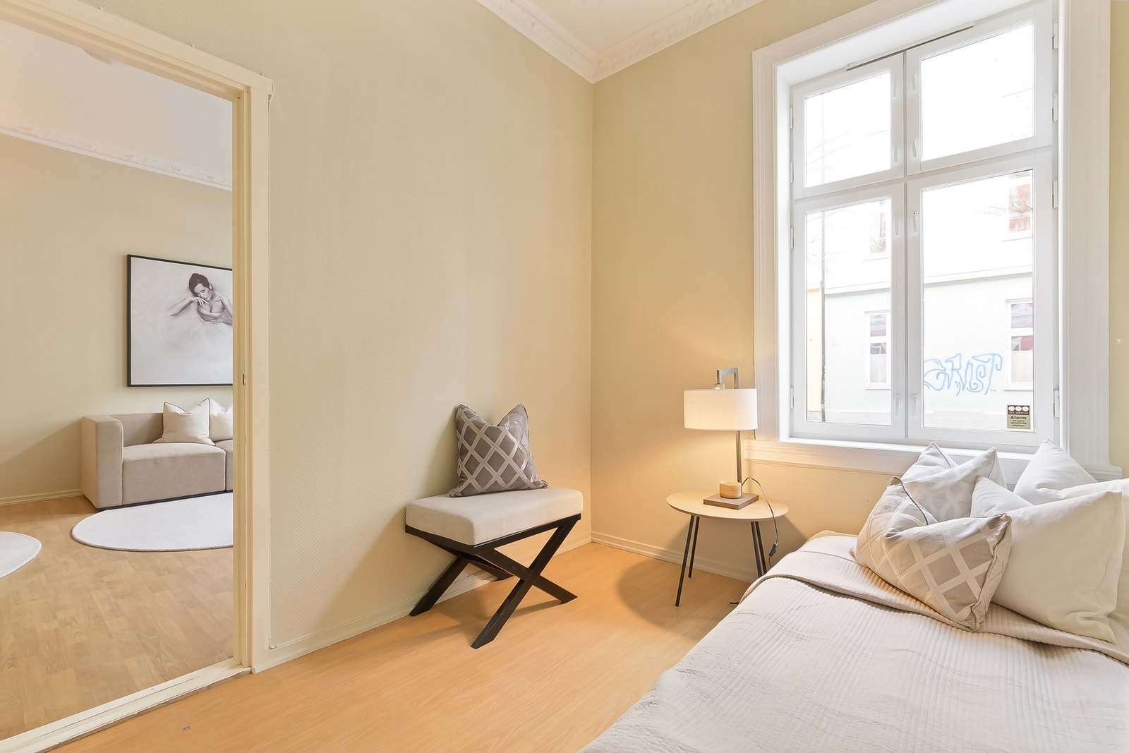 Velegnet plass til garderobeskap på vegg. Galleribilde