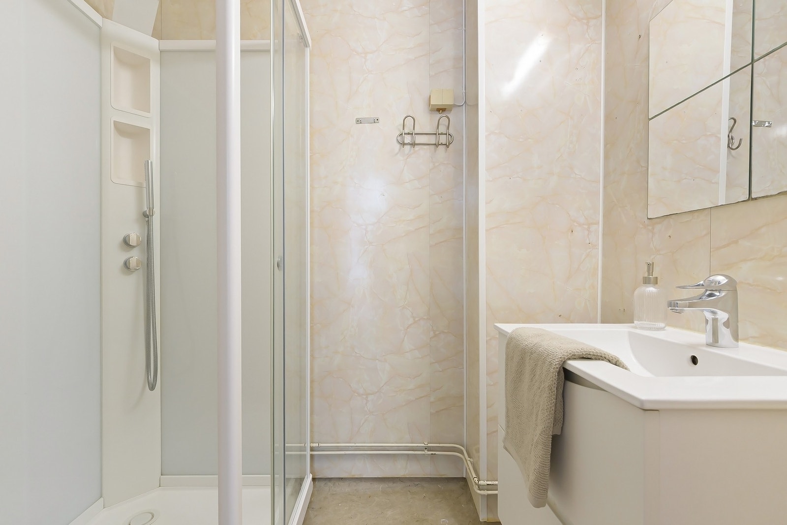 Funksjonelt baderom med dusjkabinett. Baderom må påregnes oppgradert/oppusset. Galleribilde