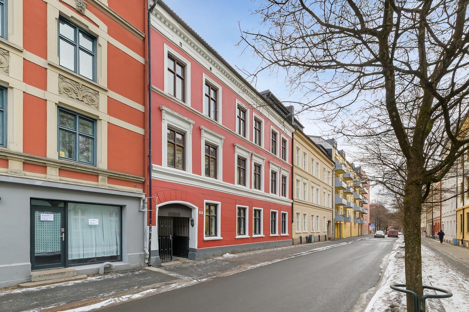 Vakker, klassisk bygård fra 1892. Portrom, oppganger, tak/piper og bakgård, brannsikring m.m er oppgradert i oktober 2025 Galleribilde