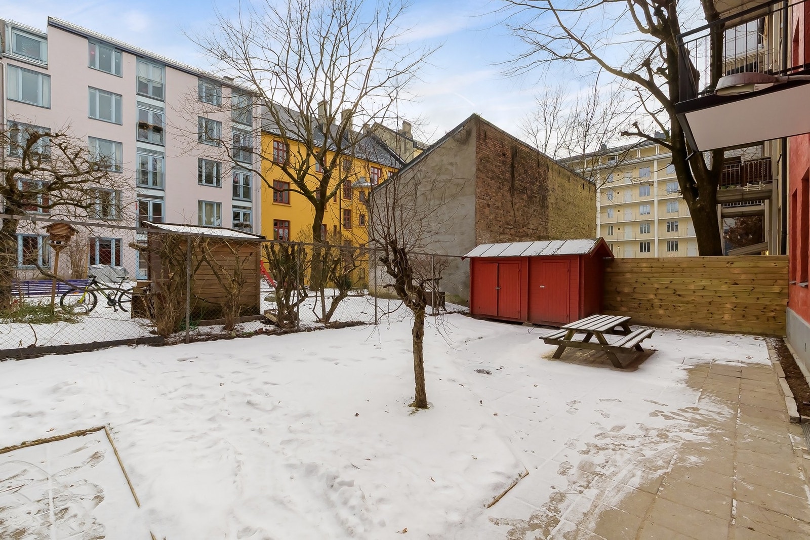 Nydelig, oppgradert bakgård i 2025 med ny plen og sittegrupper. Fellesarealene er også vesentlig oppgradert i 2025. Galleribilde