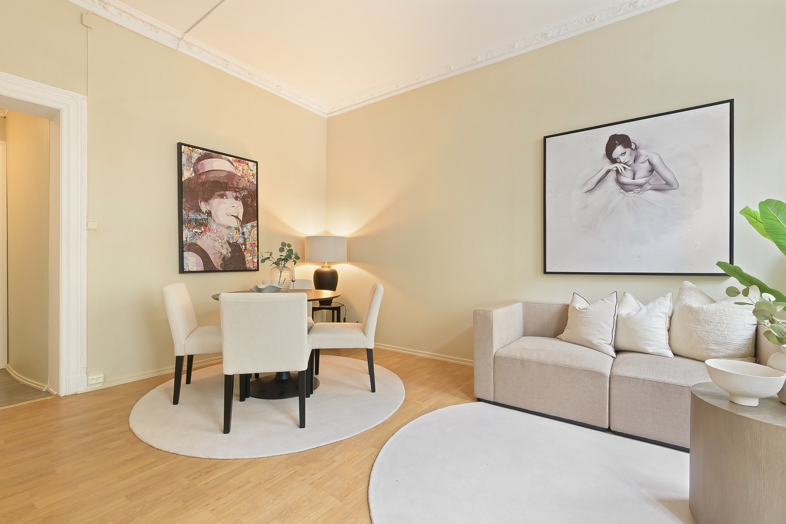 Det er enkelt å innrede med både sofagruppe og spisestue. Galleribilde