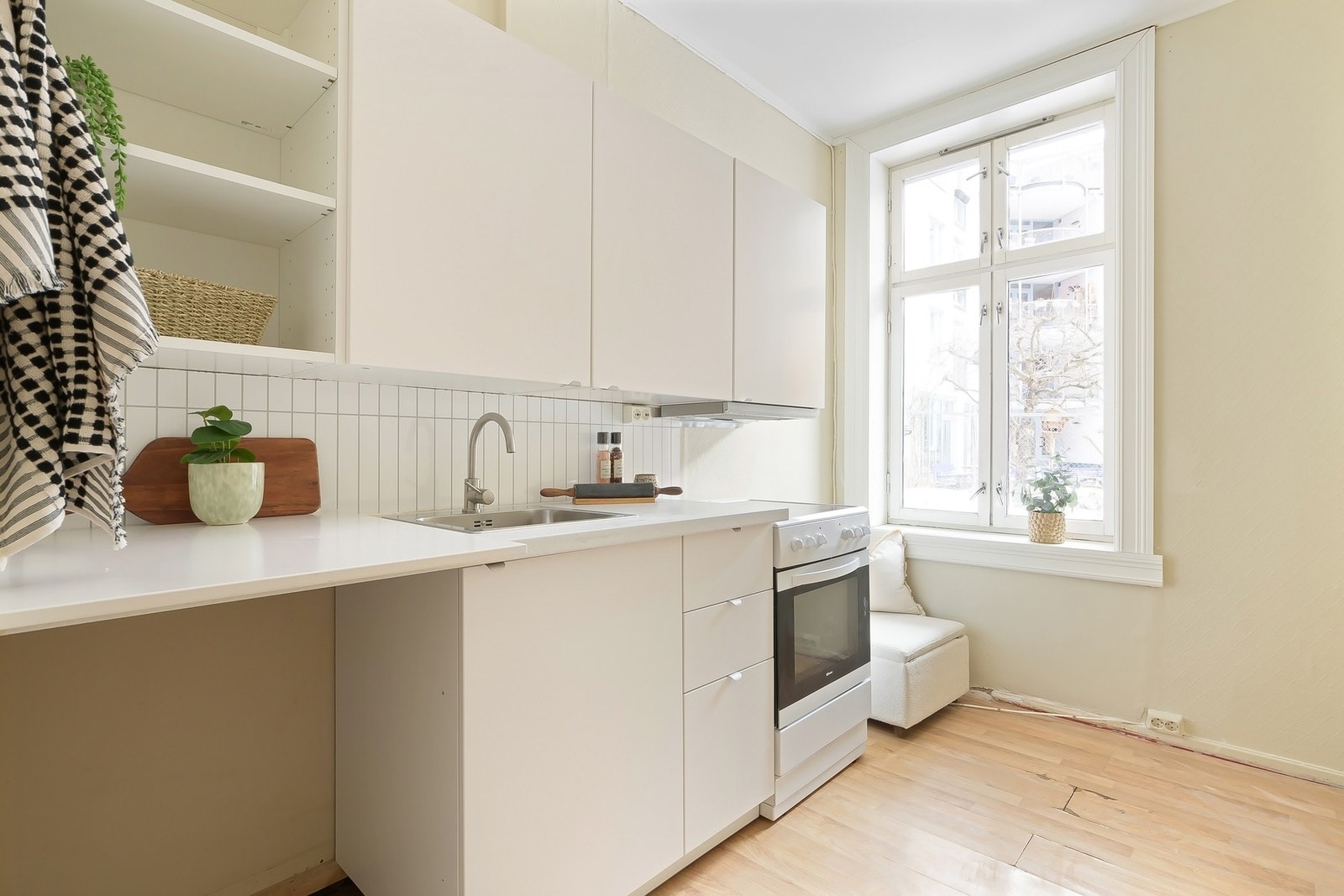 Kjøkkenet kan gjøres om til et fint gjesterom/kontor ved flytting av kjøkken til stue. Galleribilde