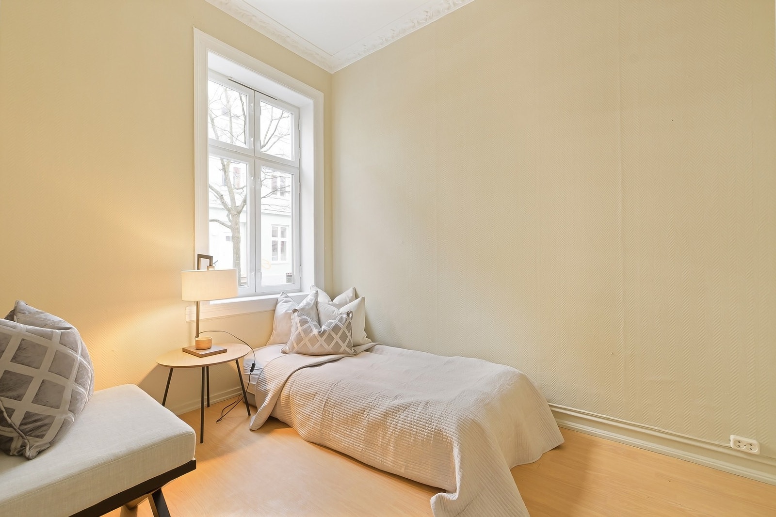 Soverom med god plass til dobbeltseng, nattbord og garderobeskap. Galleribilde