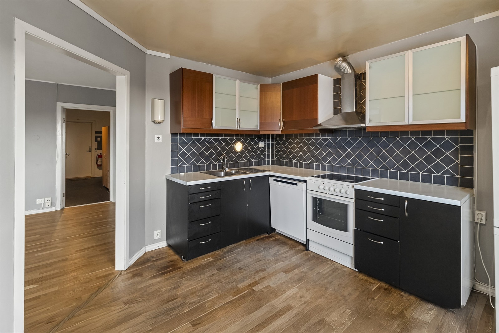 Godt med skap og benkplass på kjøkkenet Galleribilde