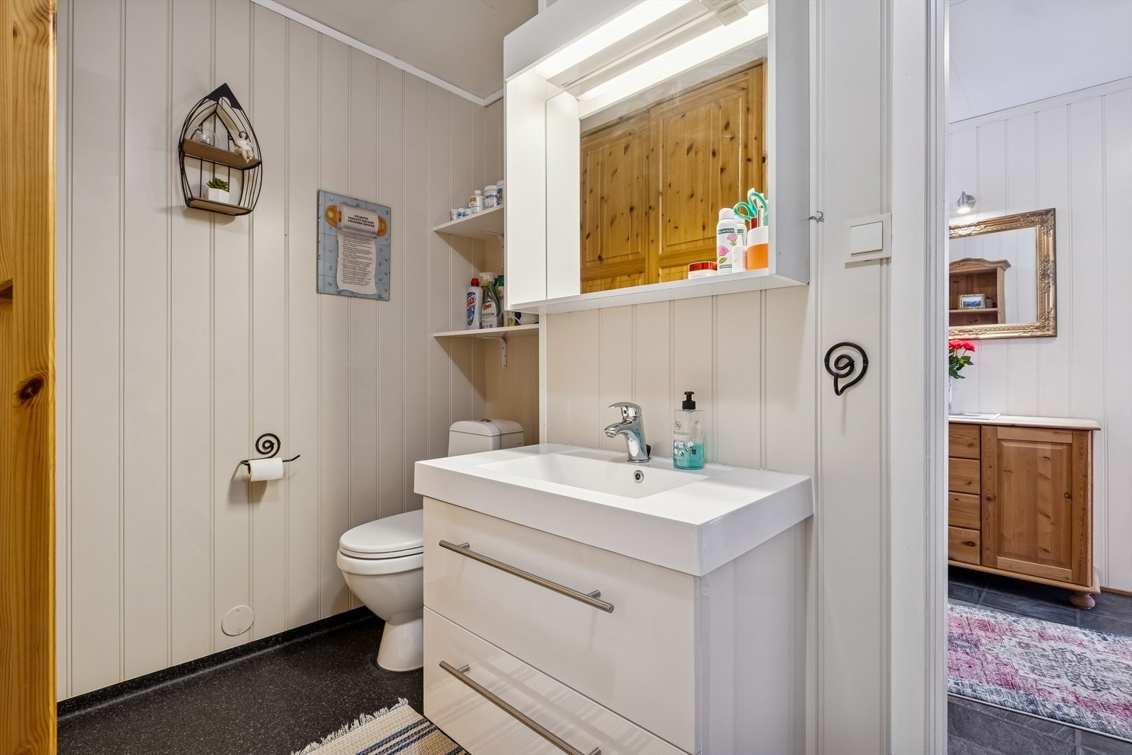 Bad i 1. etasje. Fra badet kan man ta seg direkte ut til jaquzzi Galleribilde