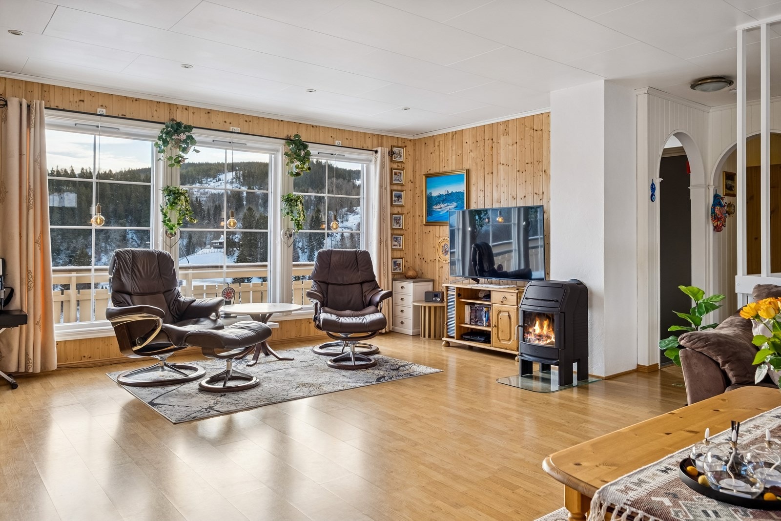 Boligen varmes opp av vedovn og varmepumpe. Varmekabler på bad Galleribilde