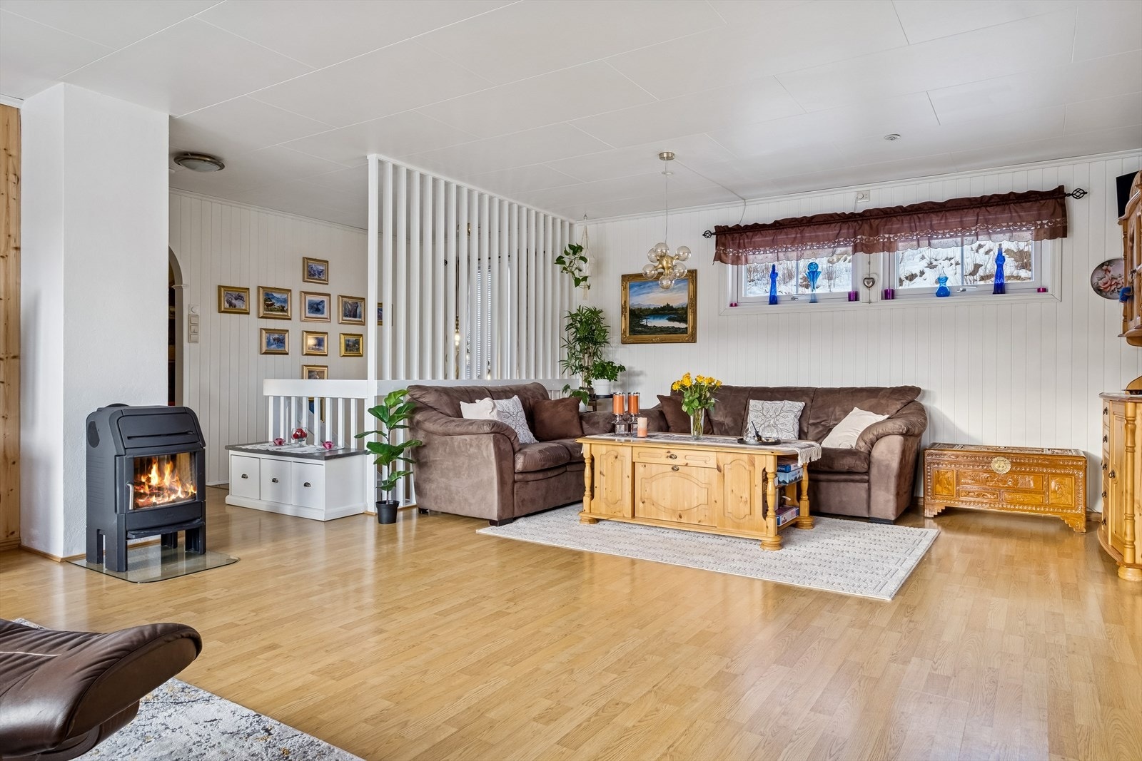 Stue med generøse flater og naturlig inndeling av møbleringssoner. Galleribilde