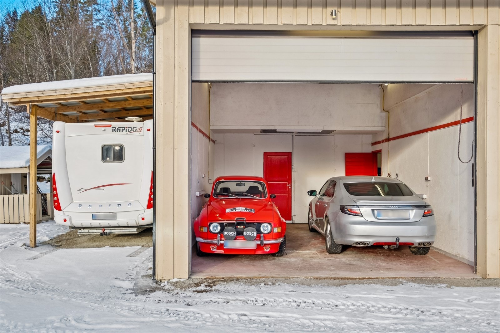Stor garasje og carport med ekstra takhøyde Galleribilde