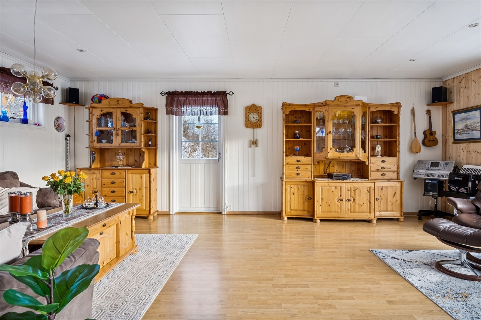 Fra stuen kan man ta seg ut på den solfylte verandaen Galleribilde