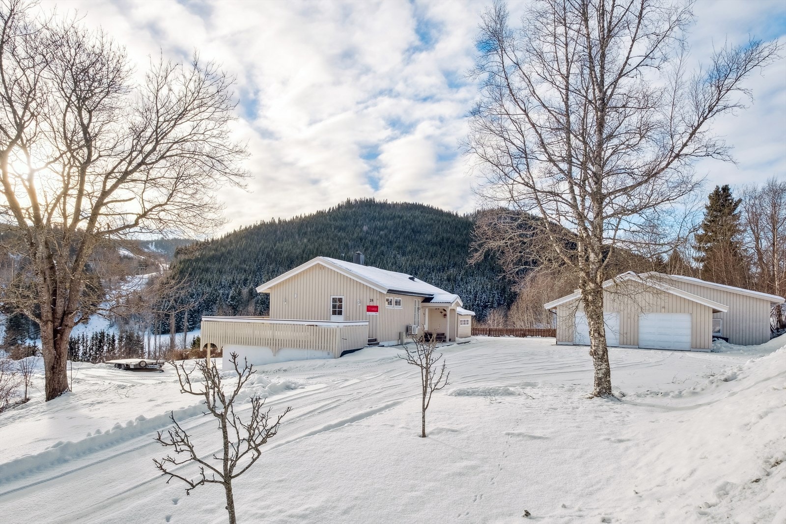 Innkjørsel og gårdsrom gir boligen et flott førsteinntrykk Galleribilde