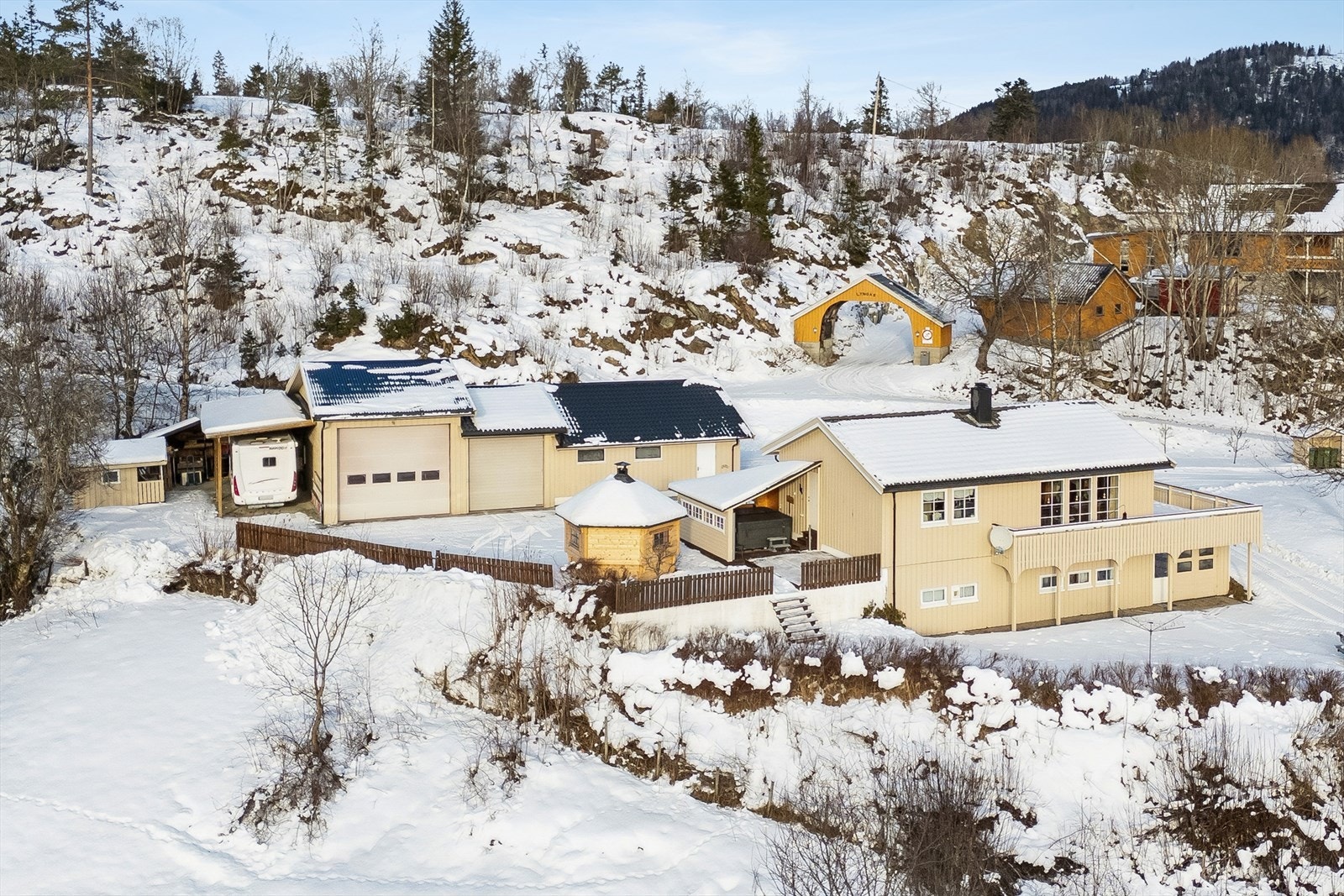 Aktiv Eiendomsmegling v/ Hallvard Fjone har gleden av å presentere Bakkanvegen 18 - en tiltalende og velholdt familiebolig med sentrumsnær beliggenhet. Galleribilde