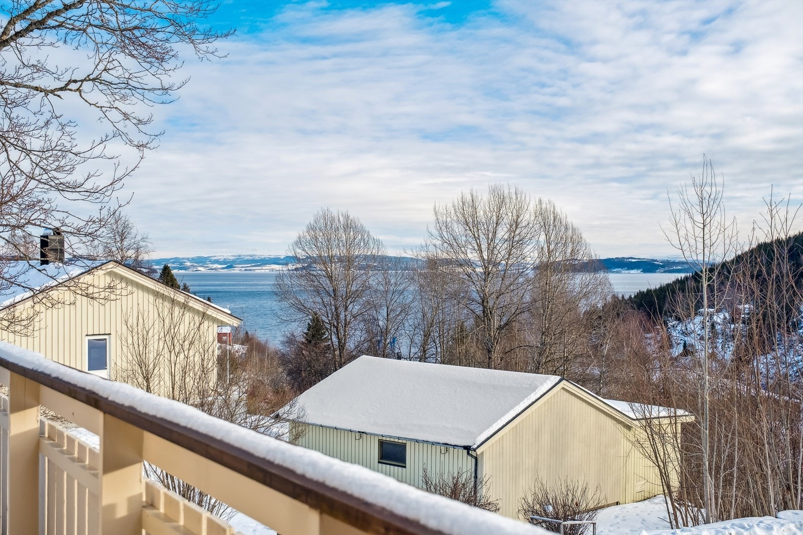 Fra verandaen vil man ha fin utsikt mot fjorden Galleribilde