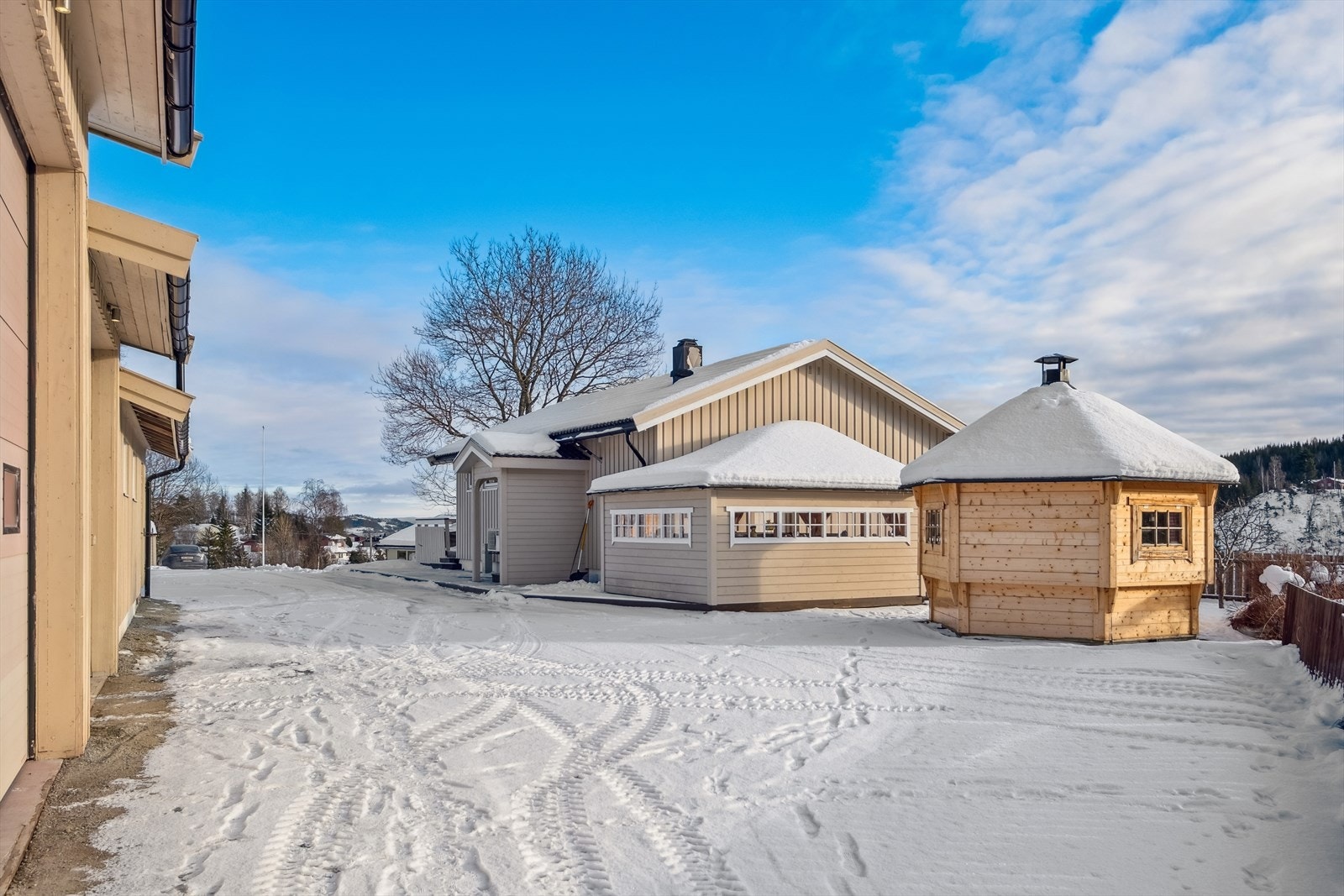 Det er oppsatt både grillhytte og overbygg til jaquzzi Galleribilde