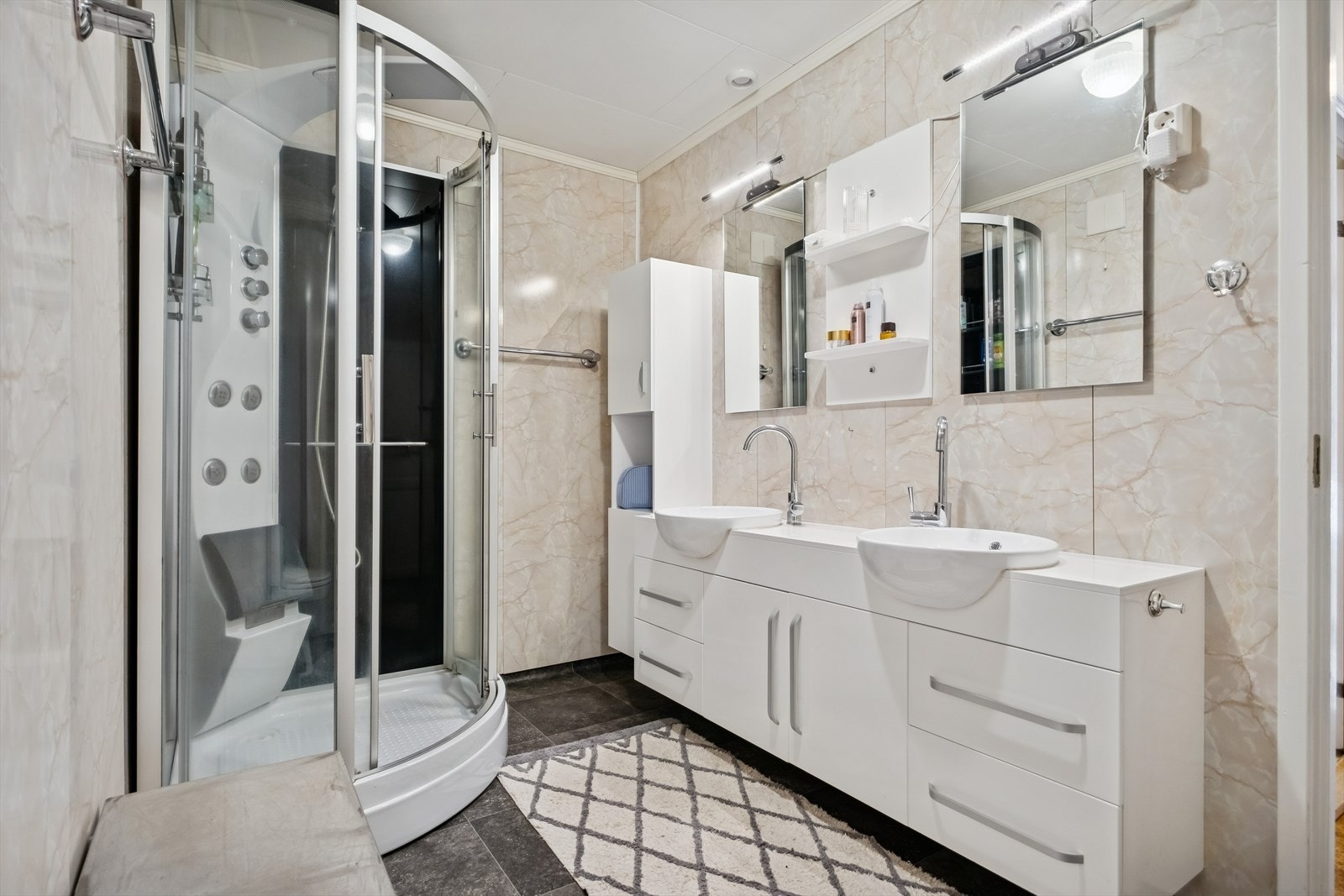 Fint bad i sokkeletasje Galleribilde