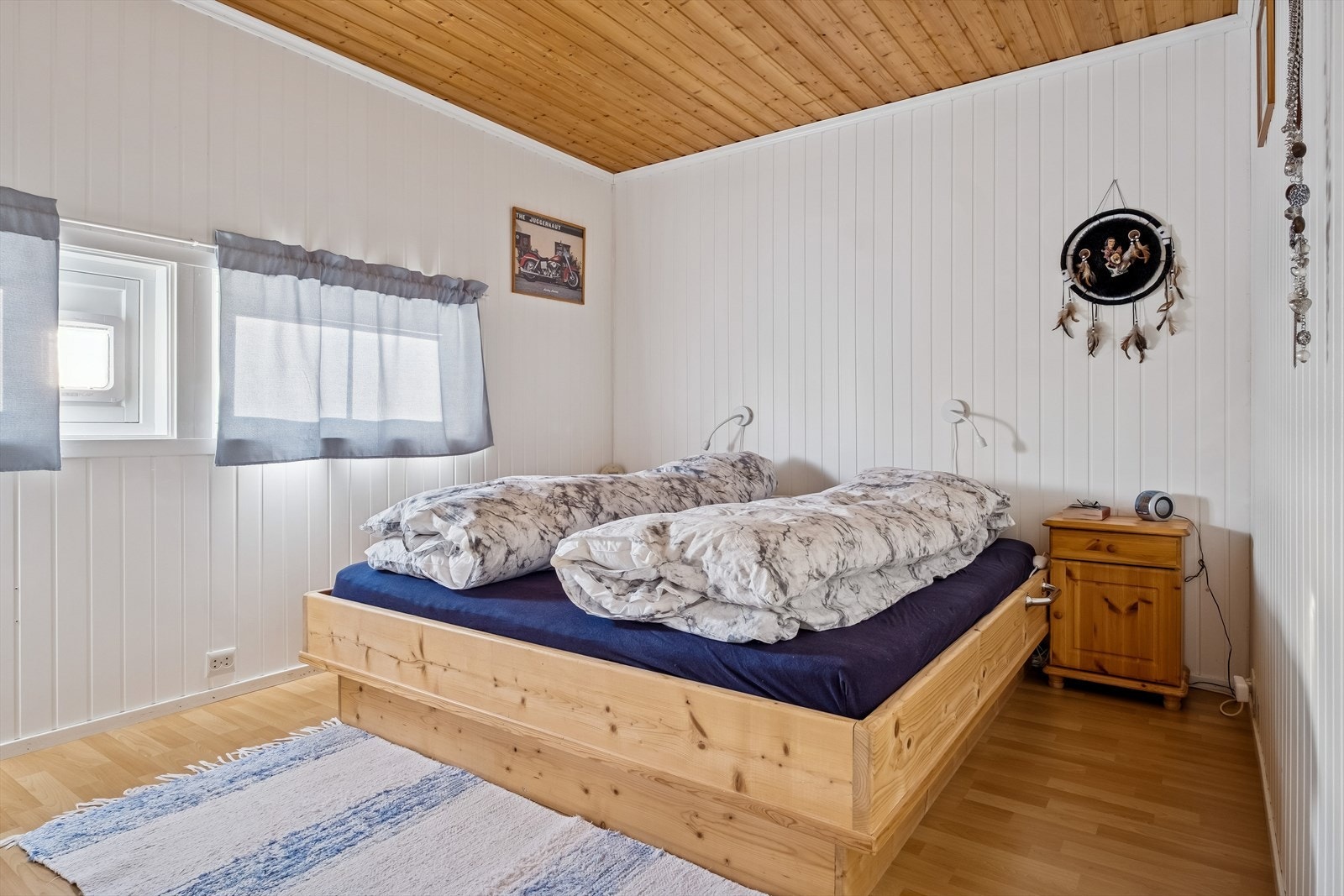 Romslig hovedsoverom med god plass til dobbeltseng Galleribilde