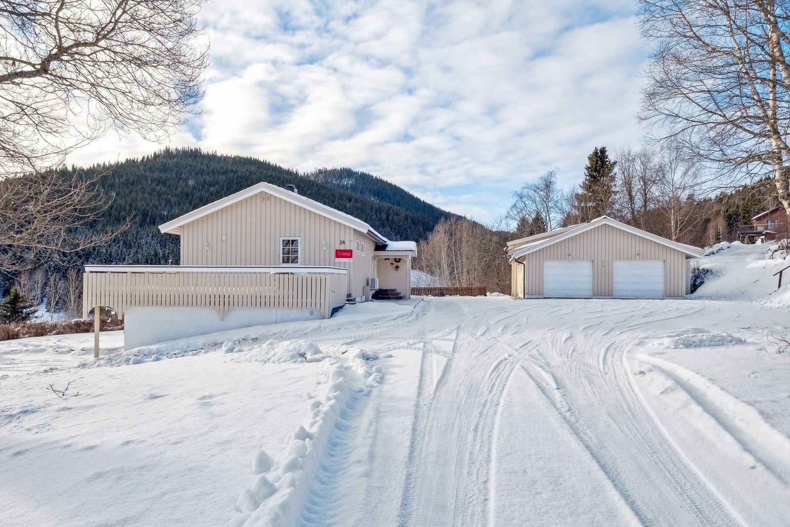 Stort garasjeanlegg med dobbeltgarasje og flere enkeltporter. Galleribilde
