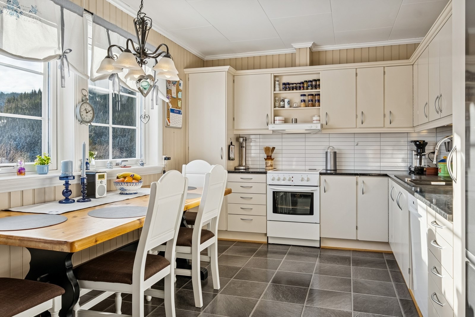 Lyst og trivelig kjøkken hvor man får godt med skap- og benkeplass Galleribilde