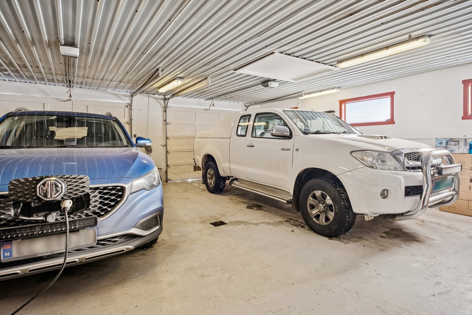 Romslig dobbeltgarasje med sluk, elektriske porter og elbillader Galleribilde