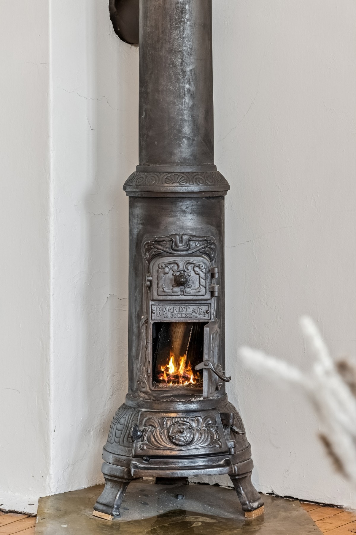 Leiligheten oppleves som moderne, men har samtidig en sjarm som bygården fortjener. Galleribilde