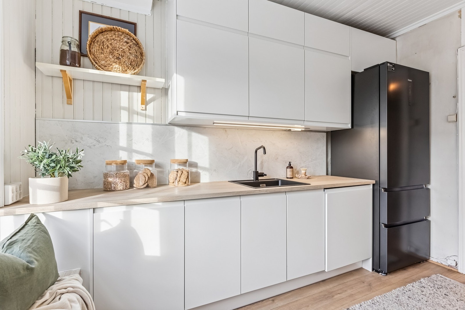 Delikat kjøkken med mye skap- og benkeplass. Galleribilde