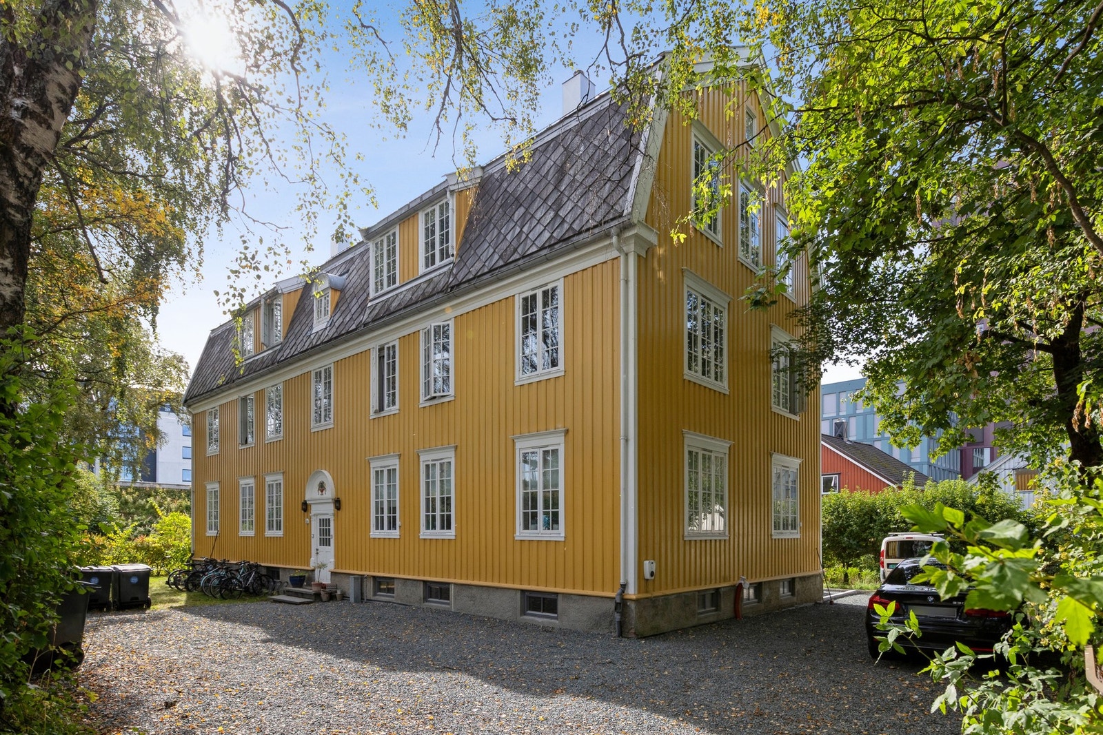 Pen og vedlikeholdt fasade. Et flott bygg som er tatt godt bare på gjennom årene. Galleribilde