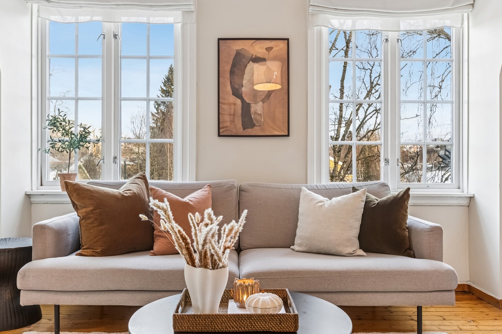 Stuen har store vindusflater som gir rikelig med naturlig lys. Galleribilde