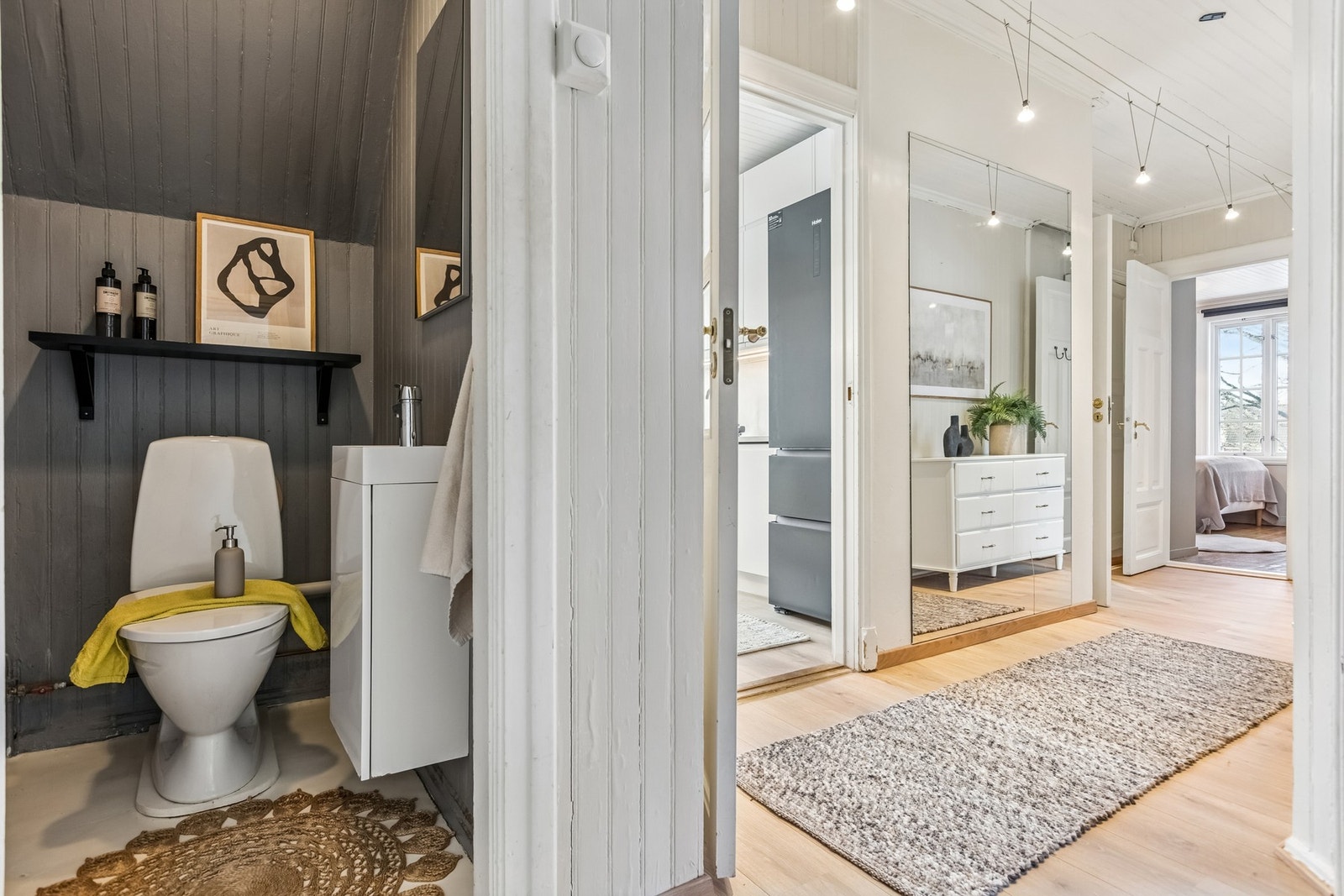 Romslig inngangsparti med tidløst uttrykk. Galleribilde