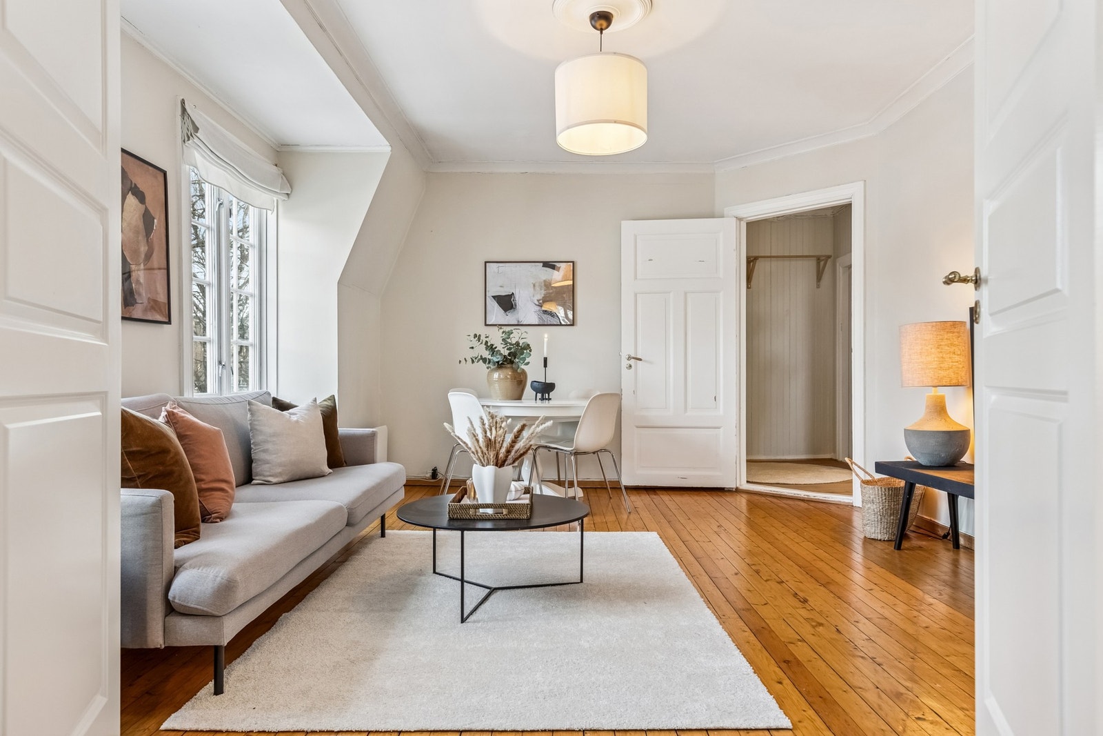 Stuen måler 18 kvm. Galleribilde