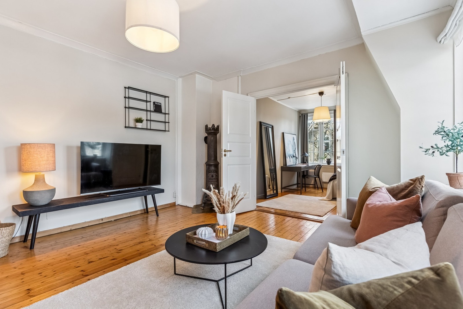 De nøytrale fargevalgene gjør det enkelt å sette sitt eget preg på interiøret. Galleribilde