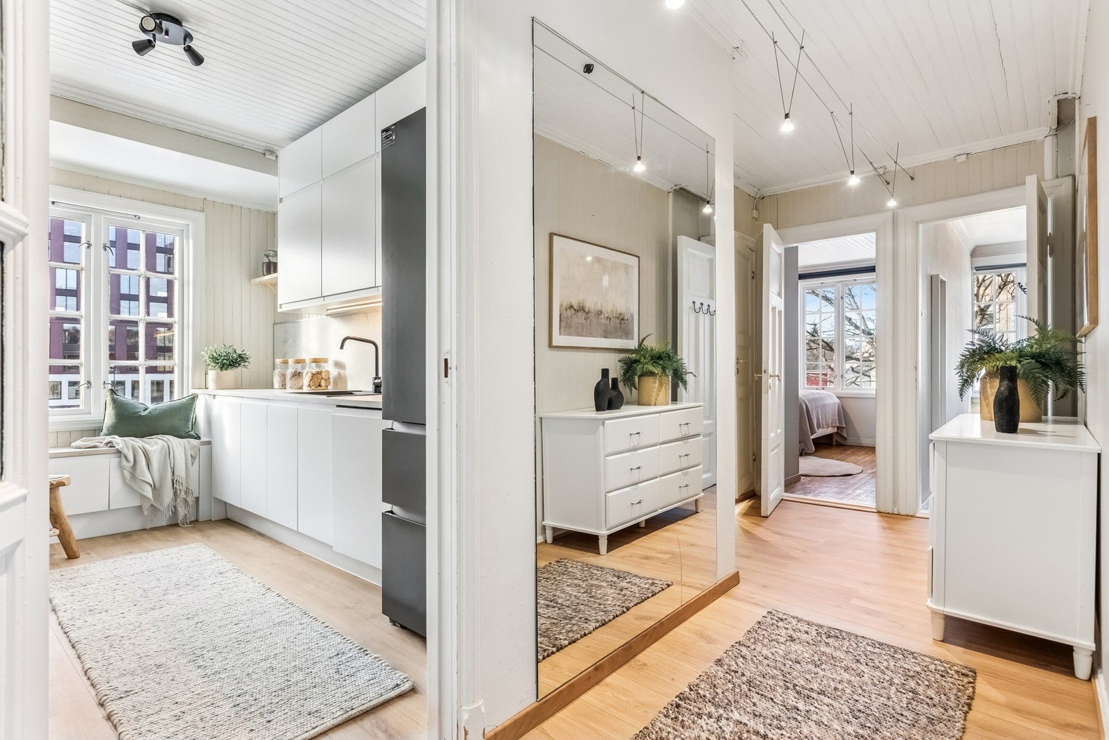 Lys og luftig gang med plass til garderobeløsning. Laminatgulv på kjøkken og i gang ble lagt i 2025. Galleribilde