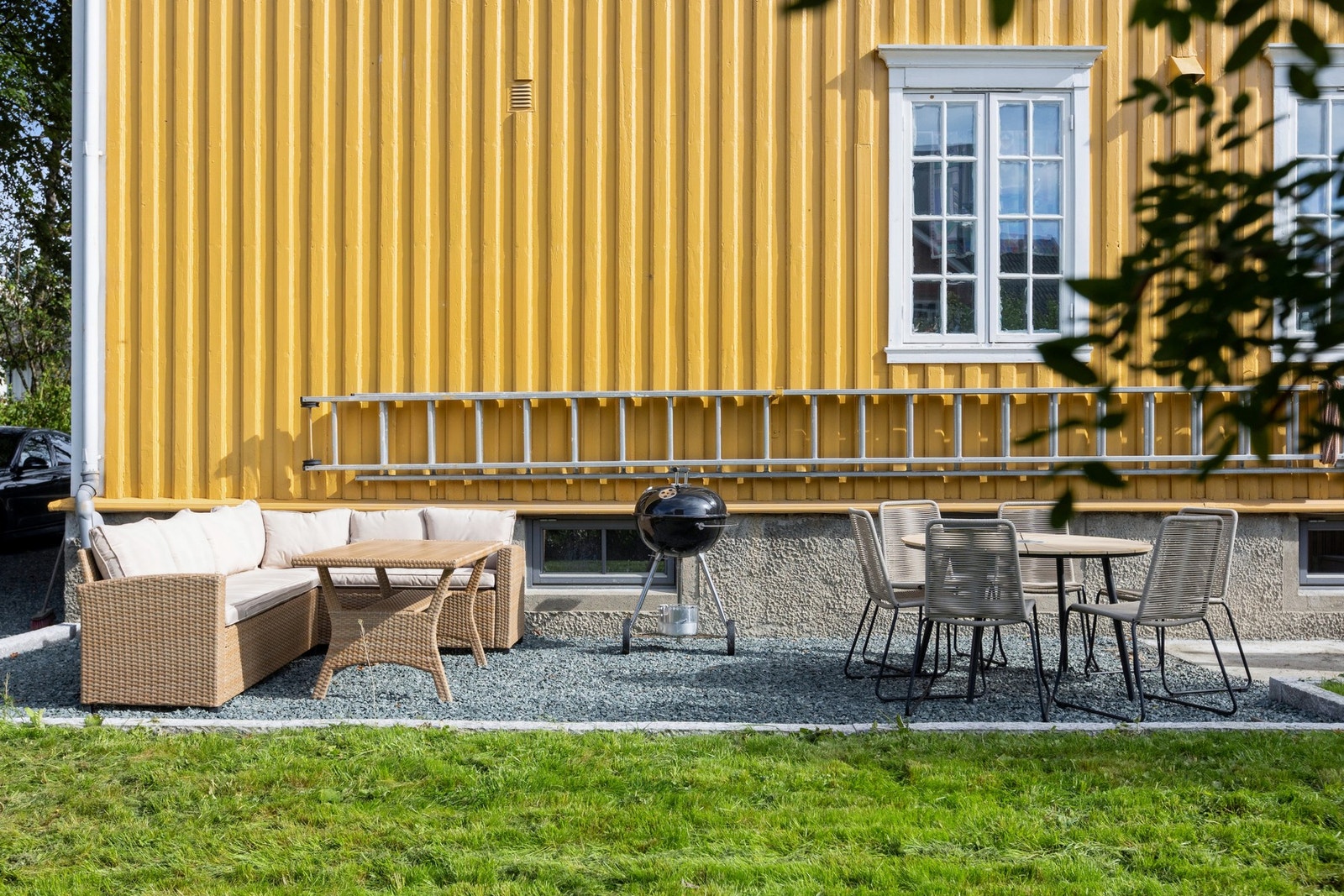 Her kan man ha fine sammenkomster i skjermede omgivelser. Pent uteområde for sameiet. Galleribilde