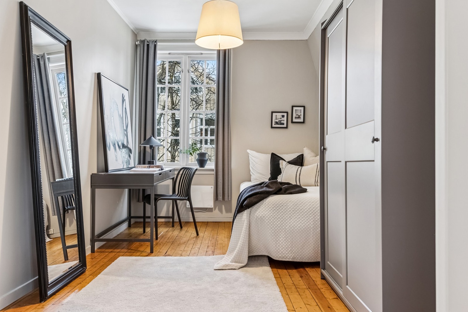 Stort soverom malt i moderne farger. Galleribilde