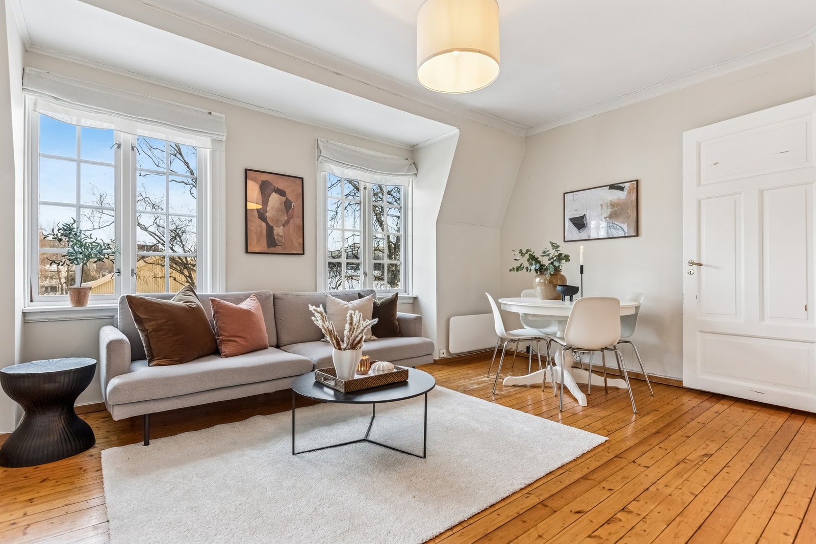 Stuen kan enkelt innredes med både spisebord og sofagruppe Galleribilde