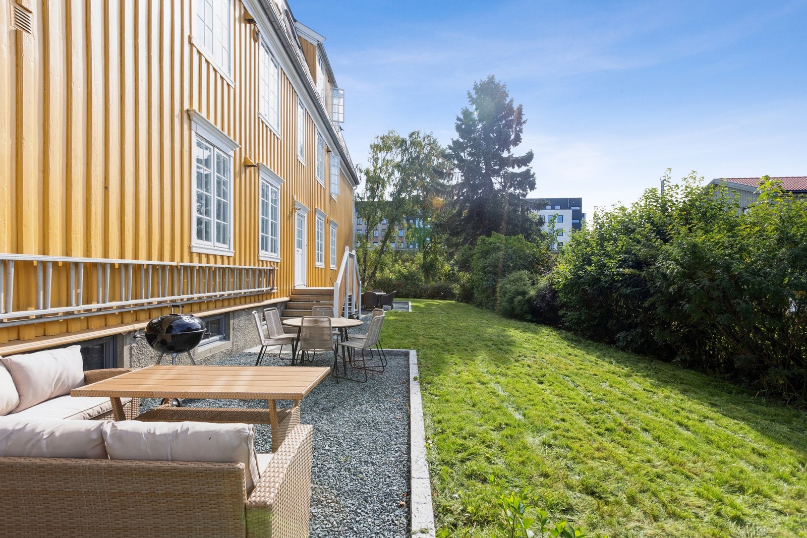 Her kan man nyte fine dager i felles uteområde. Galleribilde