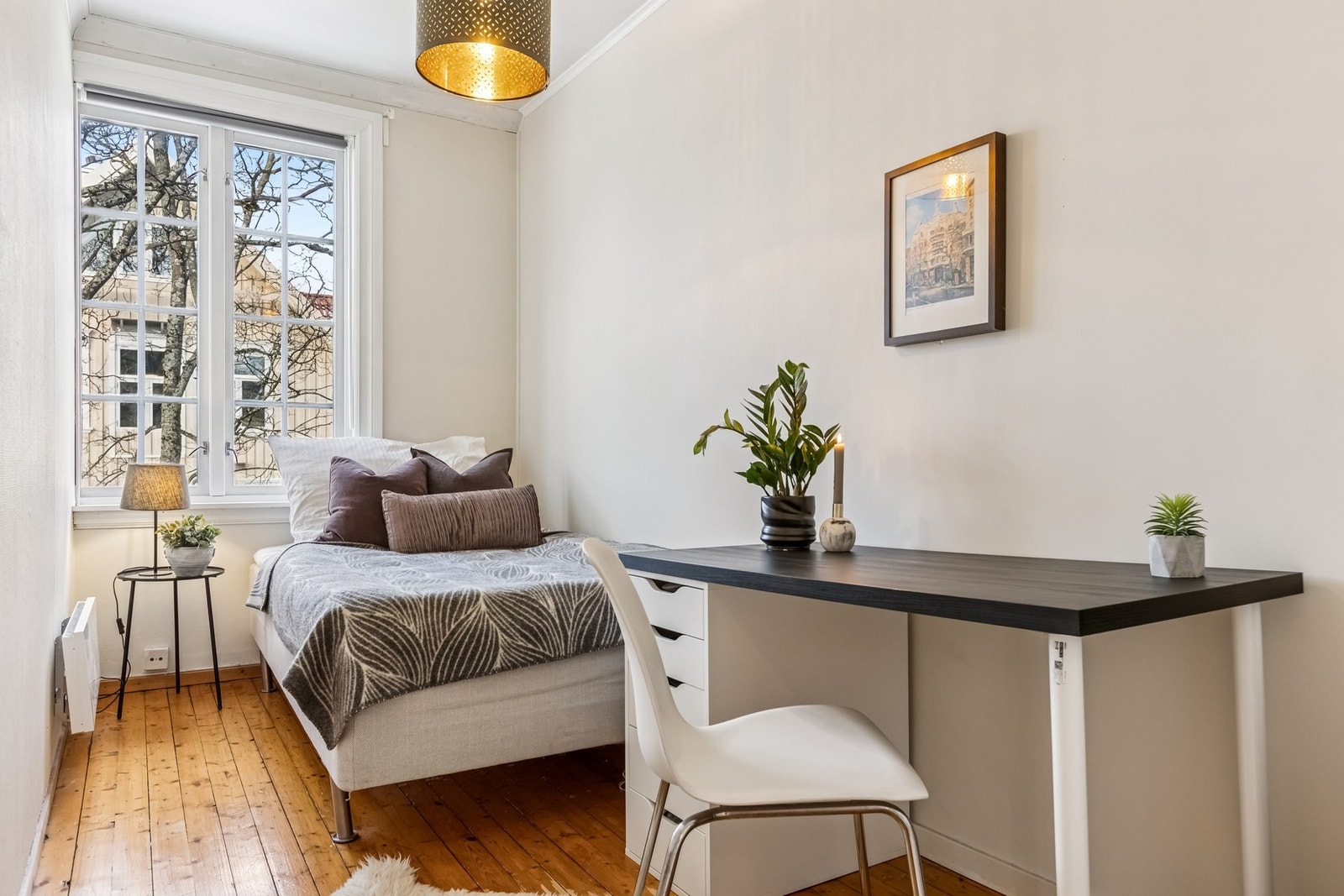 Lyst soverom med tregulv. Galleribilde