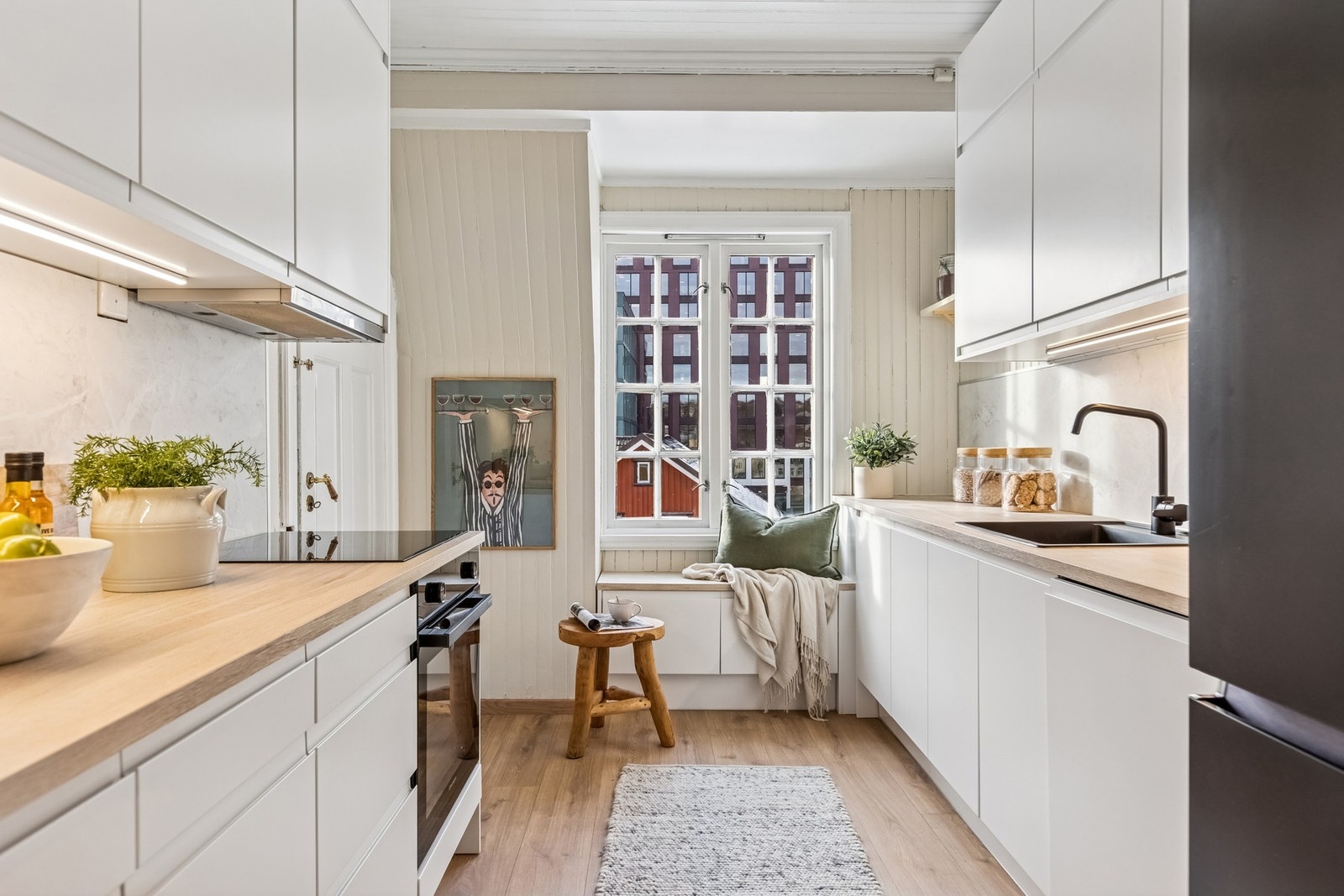 Lekkert og moderne kjøkken med integrert oppvaskmaskin, stekeovn og platetopp. Kjøkkenet ble totaloppusset i 2025 og har fått TG-0 i tilstandsrapport fra takstmann. Galleribilde