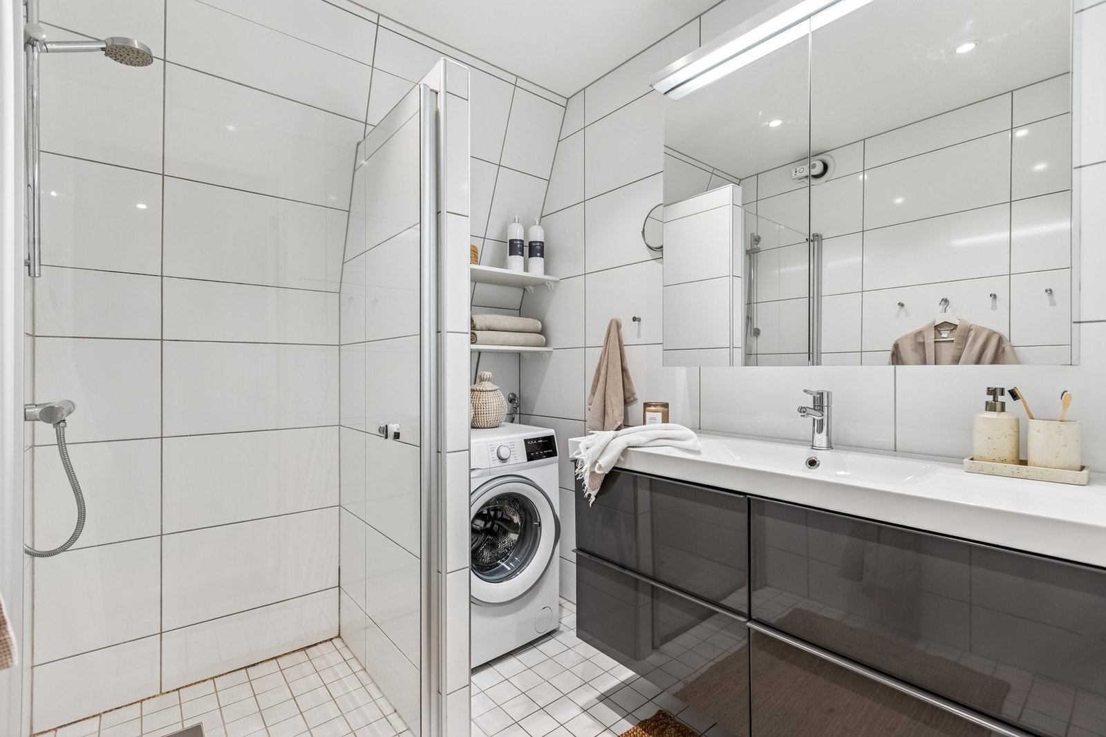 Delikat bad med dusjhjørne og servantskap. Galleribilde