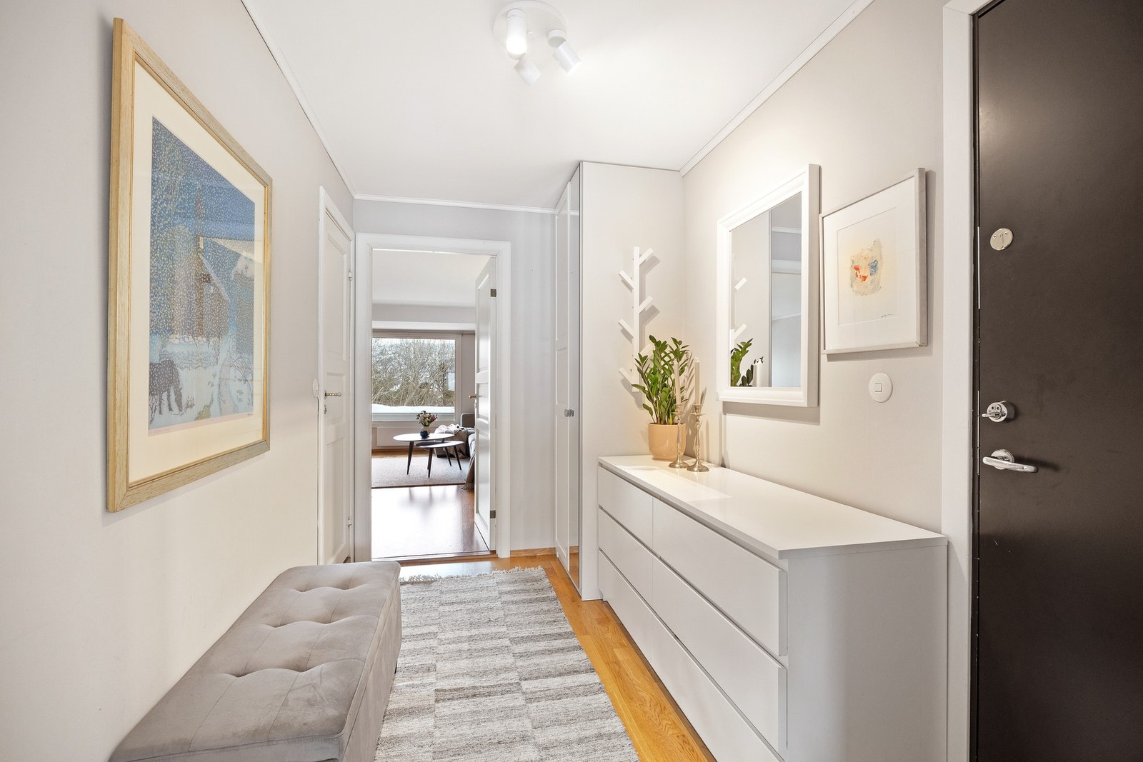 Tilbake i entréen. Her er det garderobeskap som medfølger samt tilgang til leilighetens baderom 2. Galleribilde