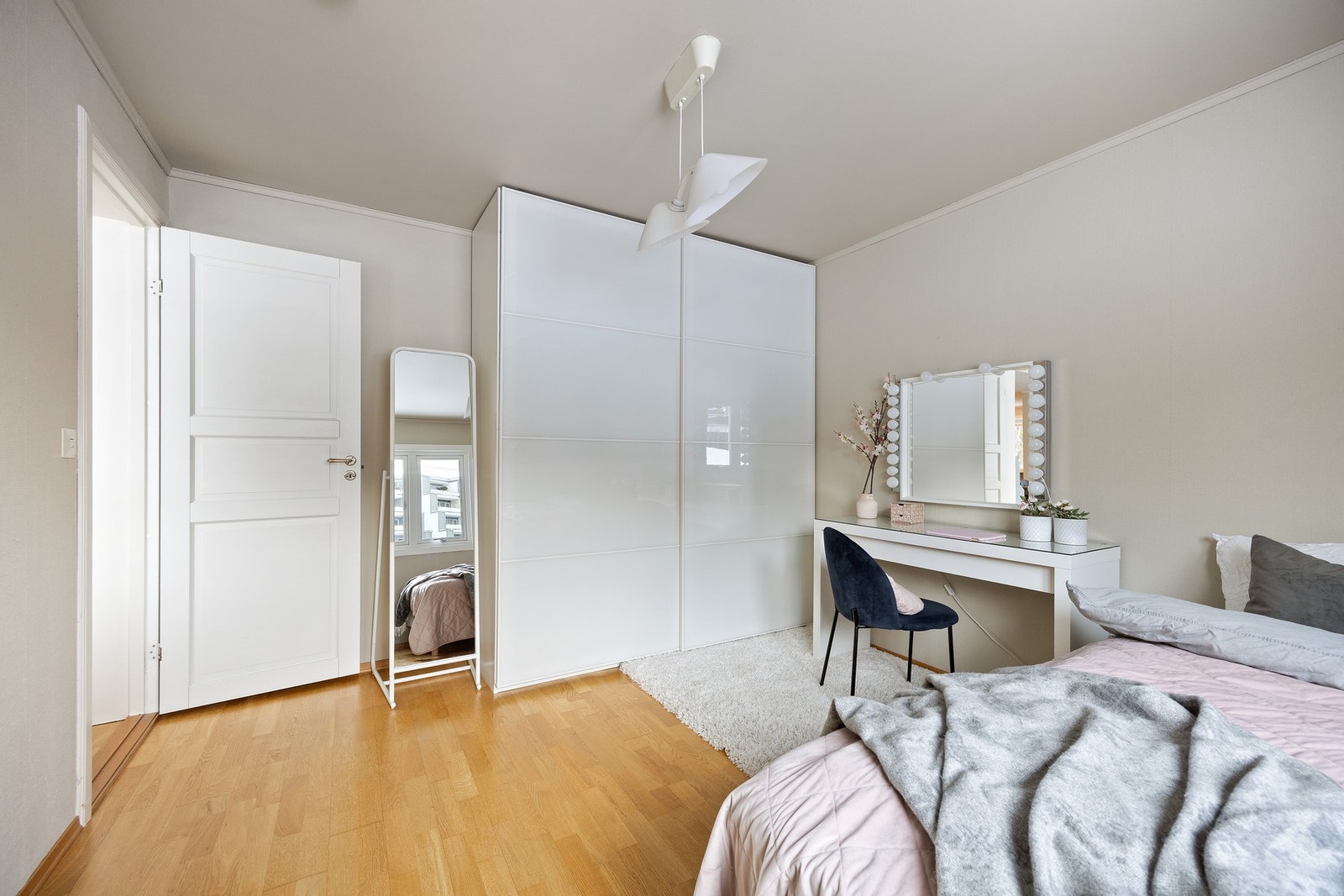 Rommet har garderobeskap som følger. Forøvrig parkettgulv og malte overflater. Galleribilde