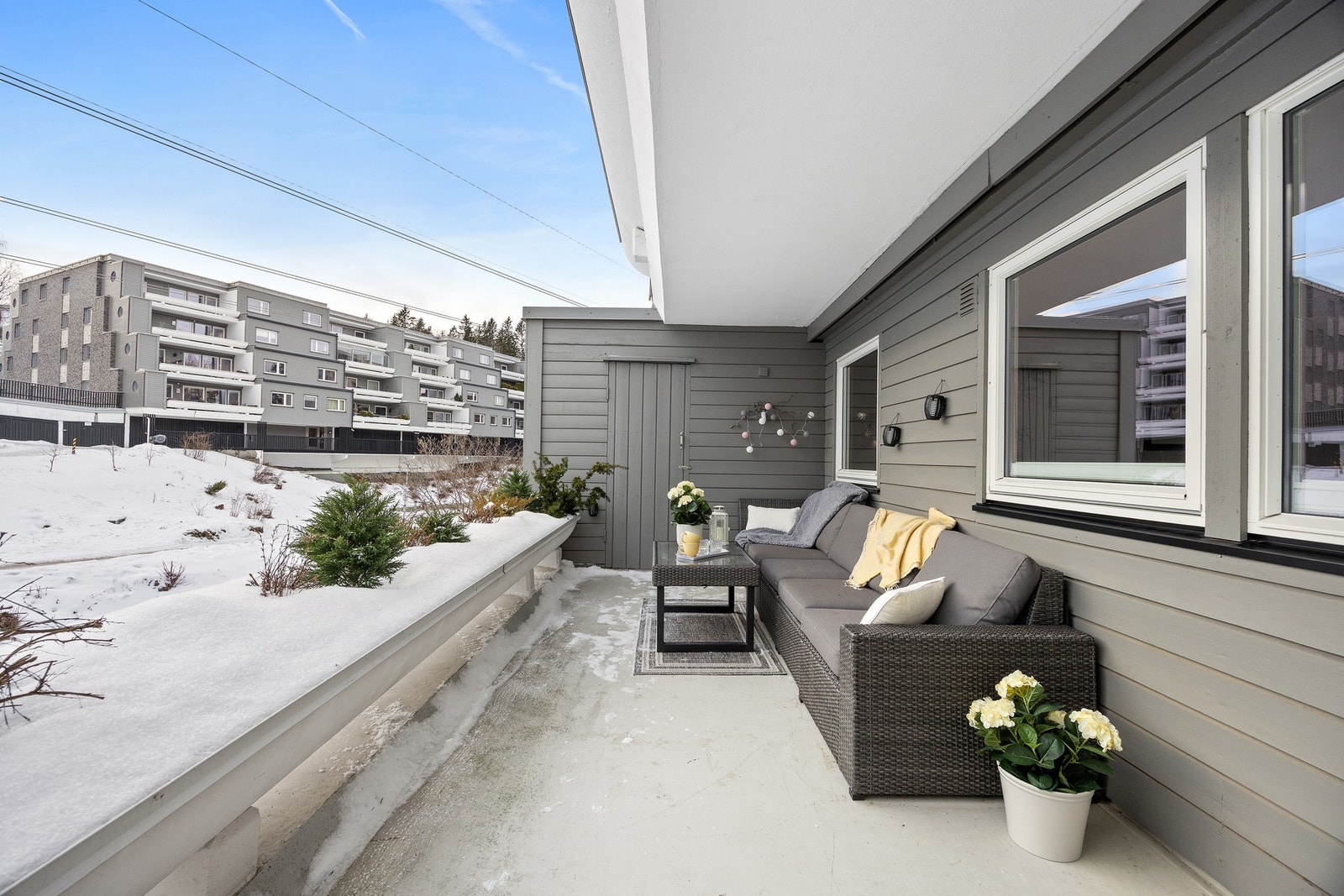 Terrassen er på ca. 14 m2 og har fin plass til sofalounge eller andre utemøbler. Galleribilde