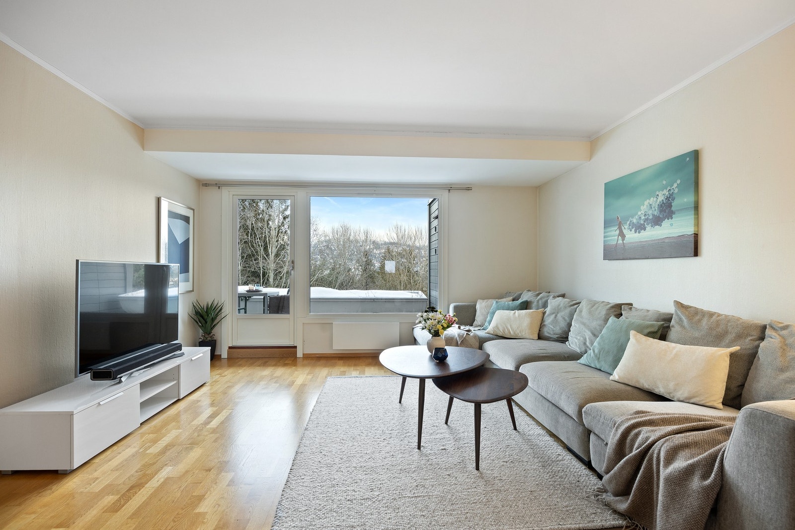 I stuen er det god plass til sofa og tilhørende tv-møblement. Galleribilde