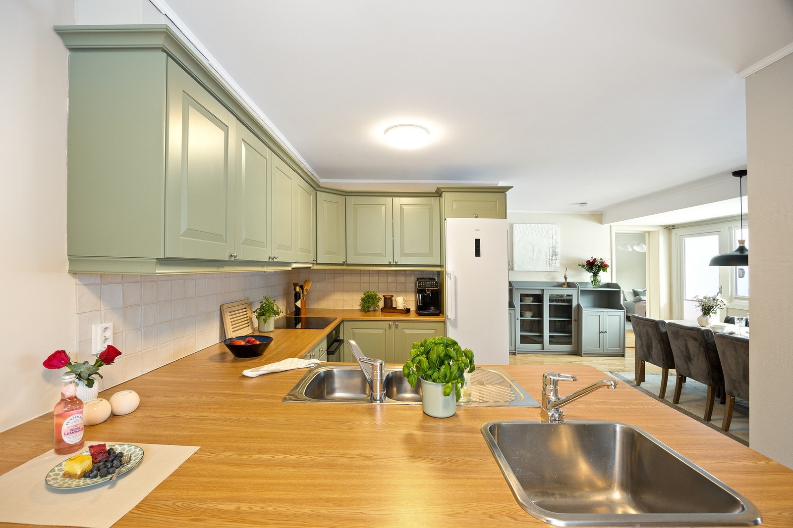 Kjøkkenet har frittstående kjøleskap og fryser. Det er installert komfyrvakt i 2025 og waterguard (vannstopper). Galleribilde