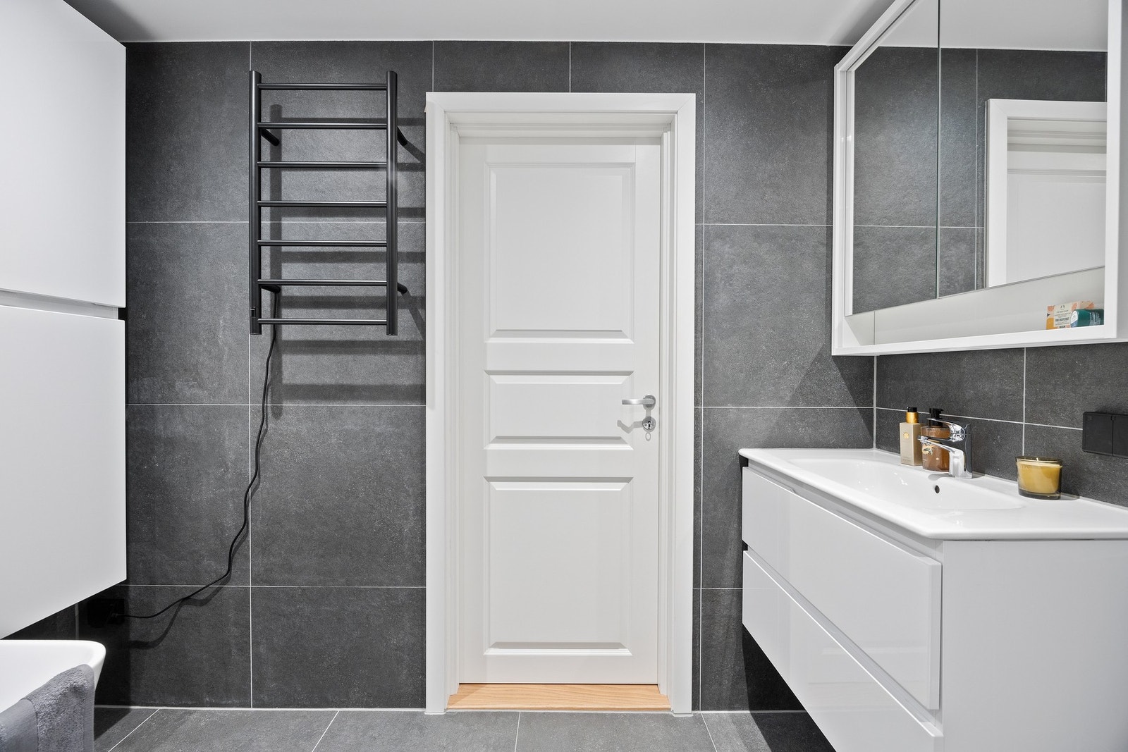 Videre er det downlights i taket, gulvvarme og veggmontert håndklevarmer. Lekkert, moderne og stilrent! Galleribilde