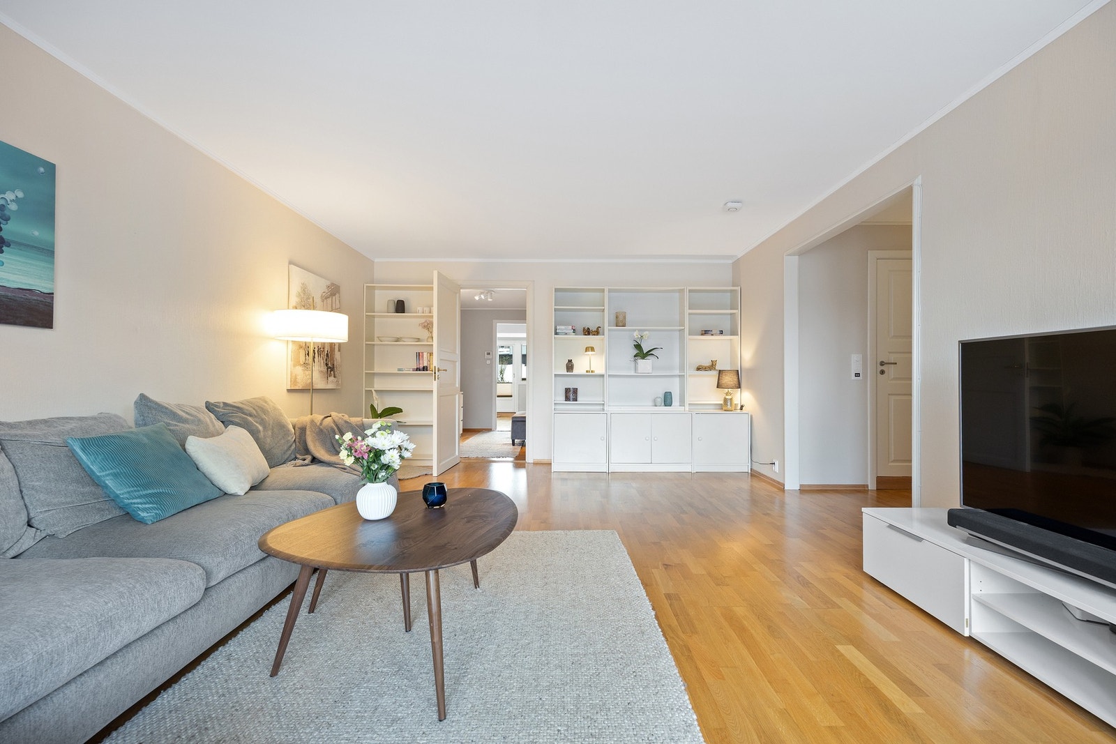 Fra stuen mot leilighetens entré. På høyre side er det tilgang til bad 1 og soverom 1. Galleribilde