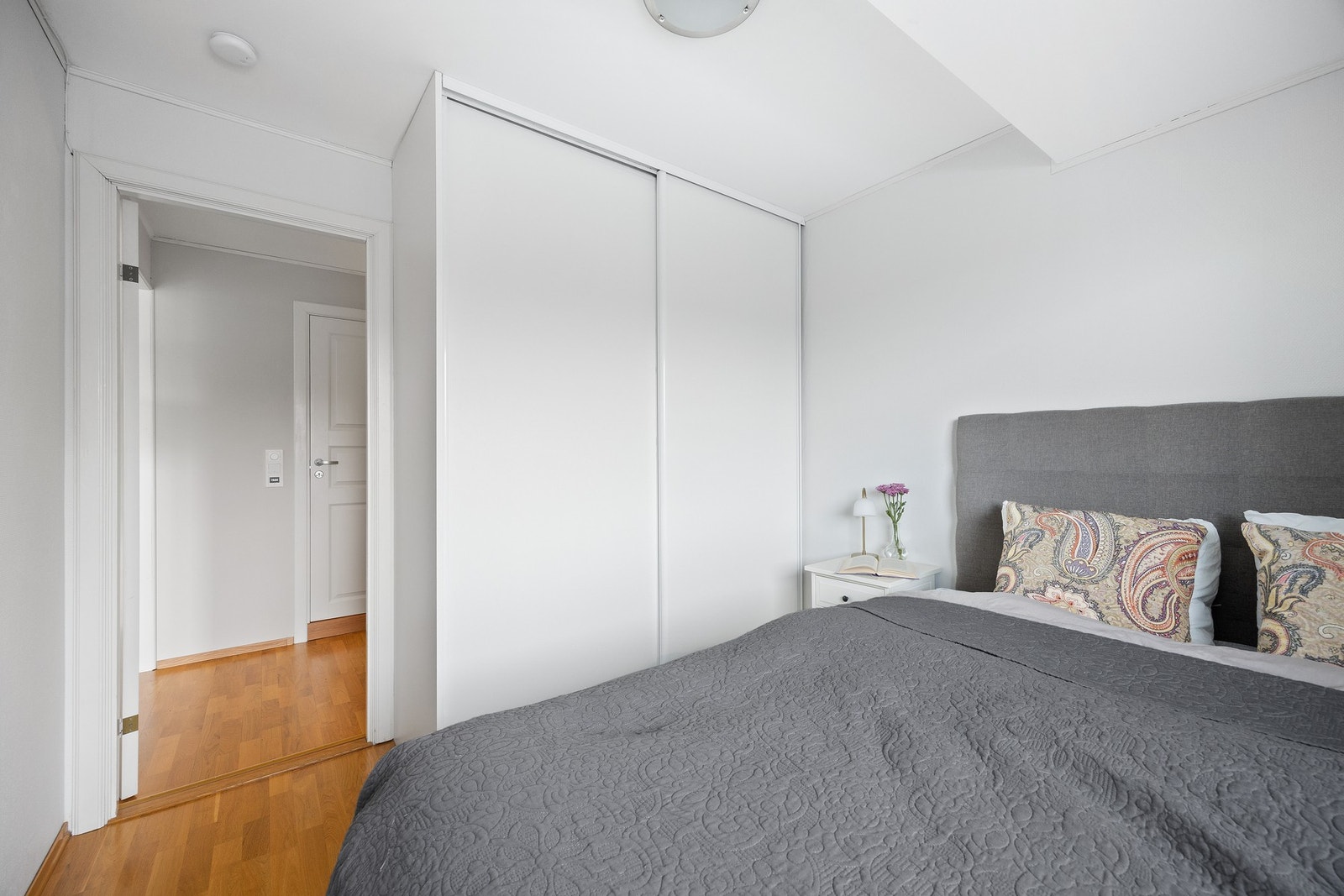 Det er medfølgende skyvedørsgarderobe i soverommet. Galleribilde