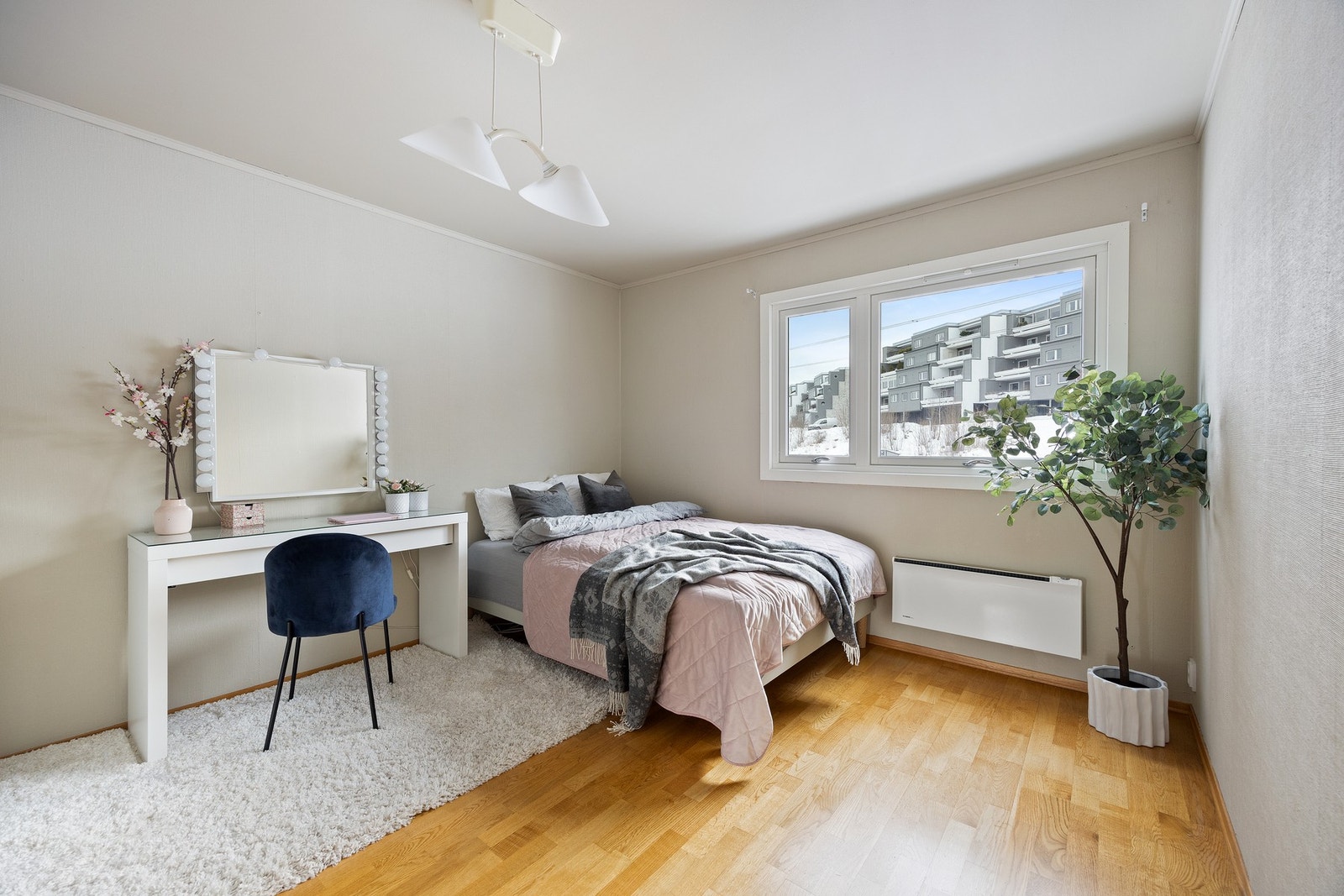 Soverom 3 er romslig og med god plass til en stor seng og tilhørende møbler. Galleribilde