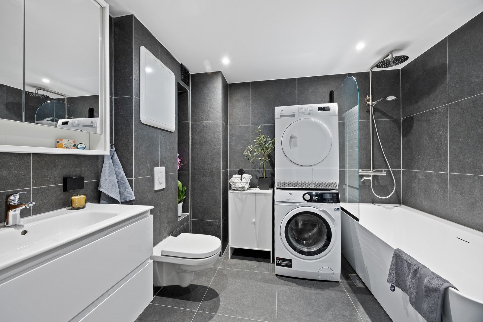 Tilknyttet stuen og soverom 1 ligger et nytt og lekkert baderom pusset opp av fagfolk i 2025. Galleribilde