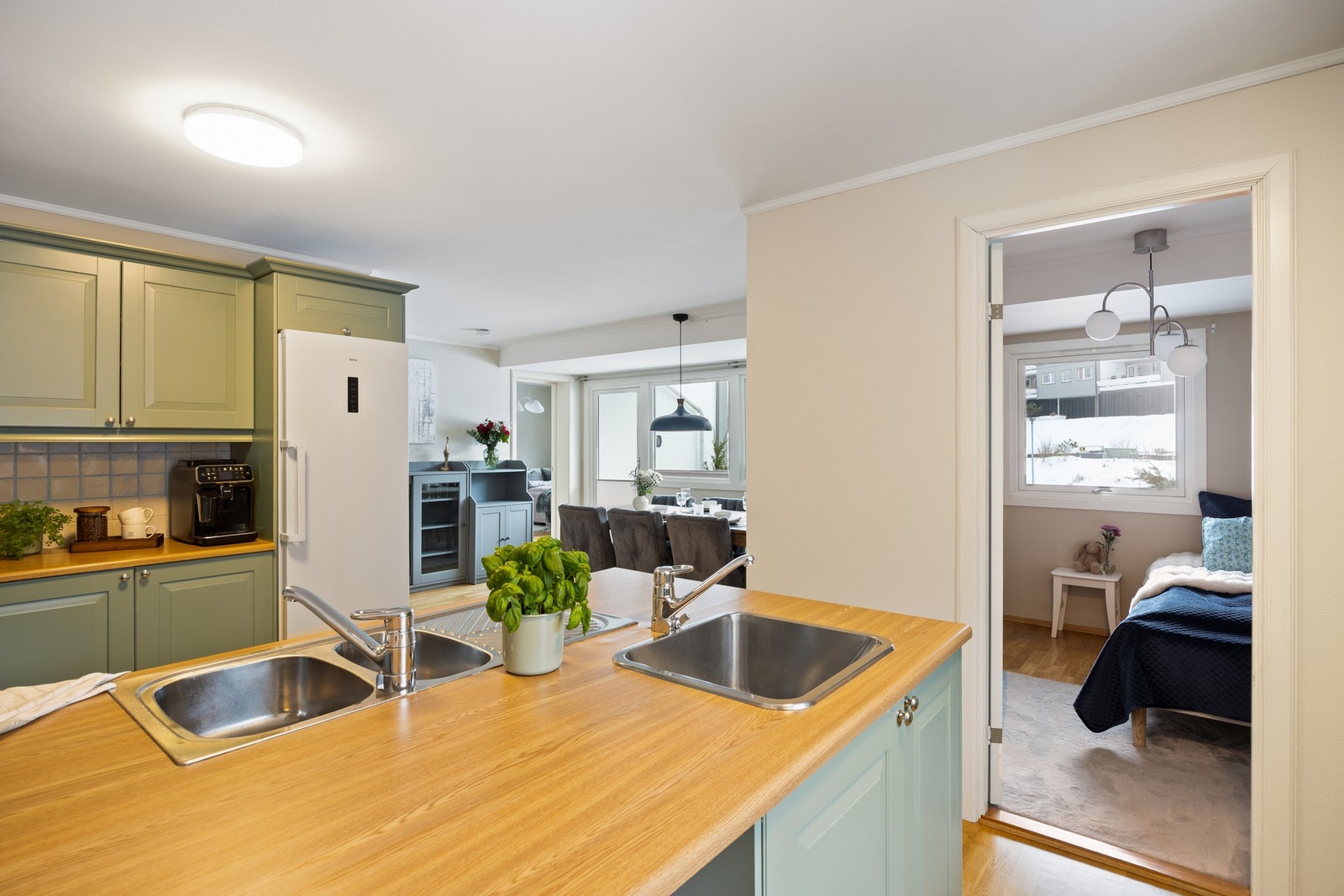 Kjøkkenet og spisestuen utgjør et sosialt rom. Galleribilde