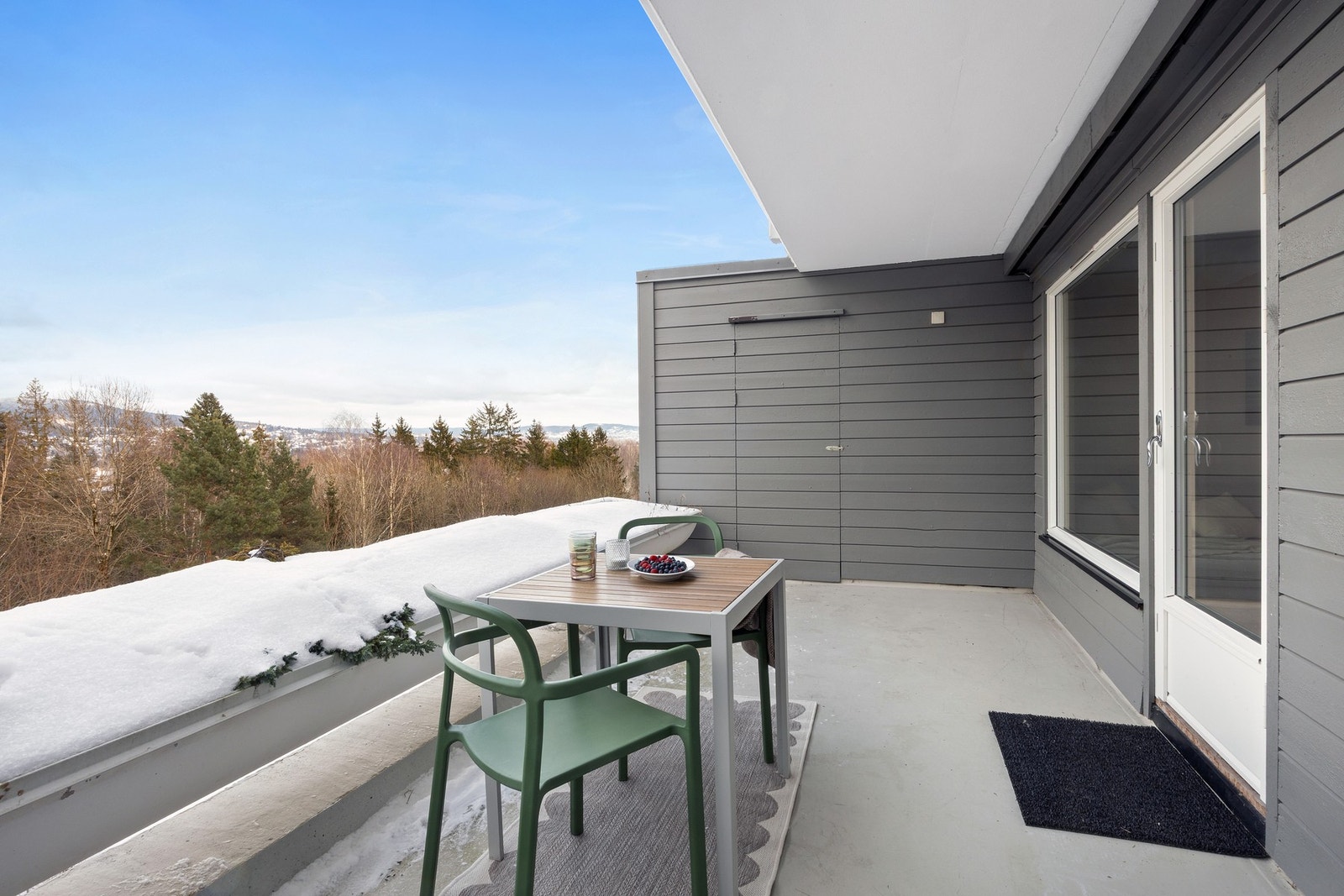 God plass til utemøbler og tilgang til uisolert lagringsbod på ca. 2,5 m2. Galleribilde