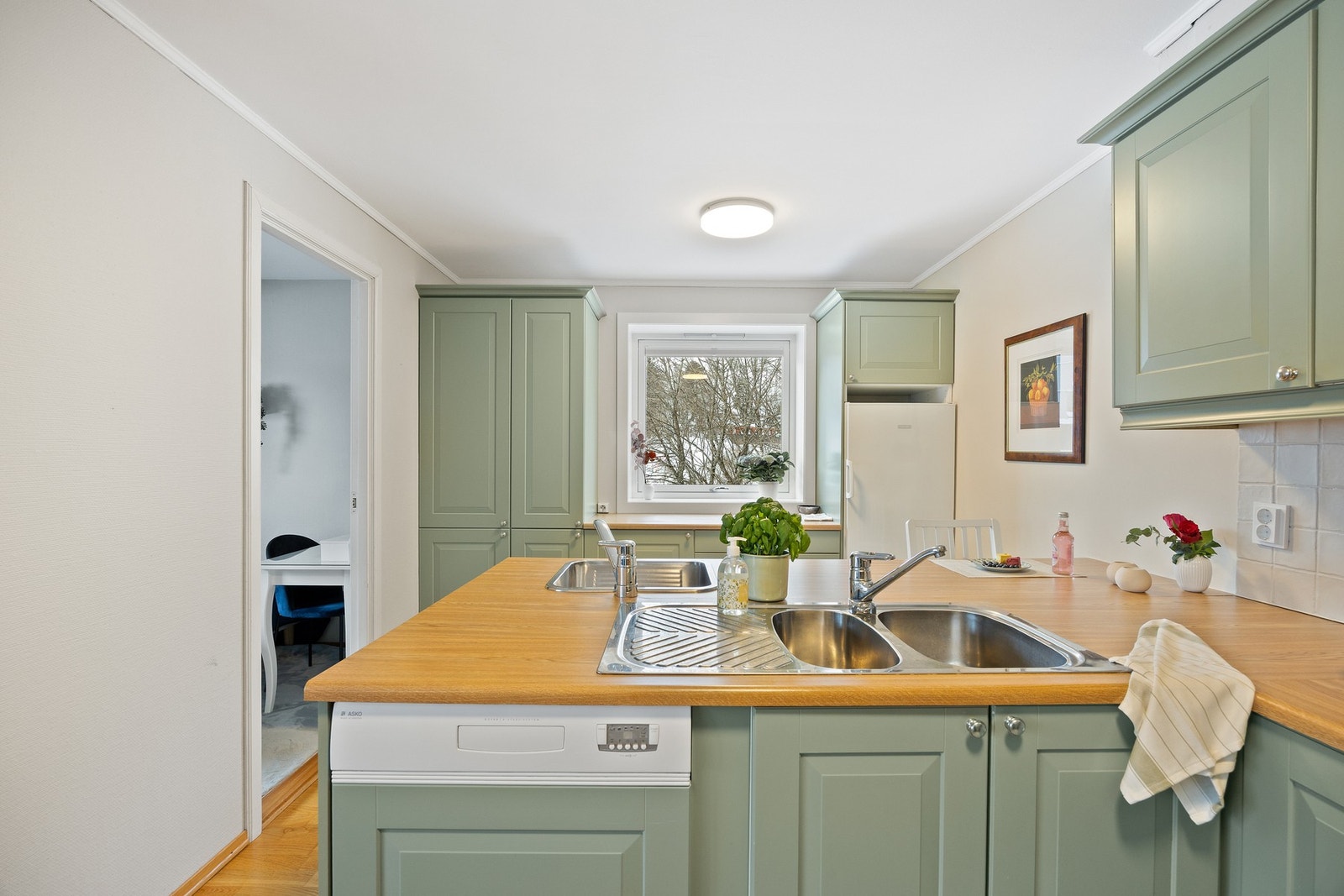 Det er rikelig med skuffer- og skapplass. Galleribilde